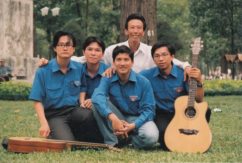 לנצח שרים עליך... המוזיקאי The Hien - תמונה 5. Con trai nhạc sĩ Thế Hiển đăng cả ngàn ảnh tiễn biệt ba - Ảnh 6.