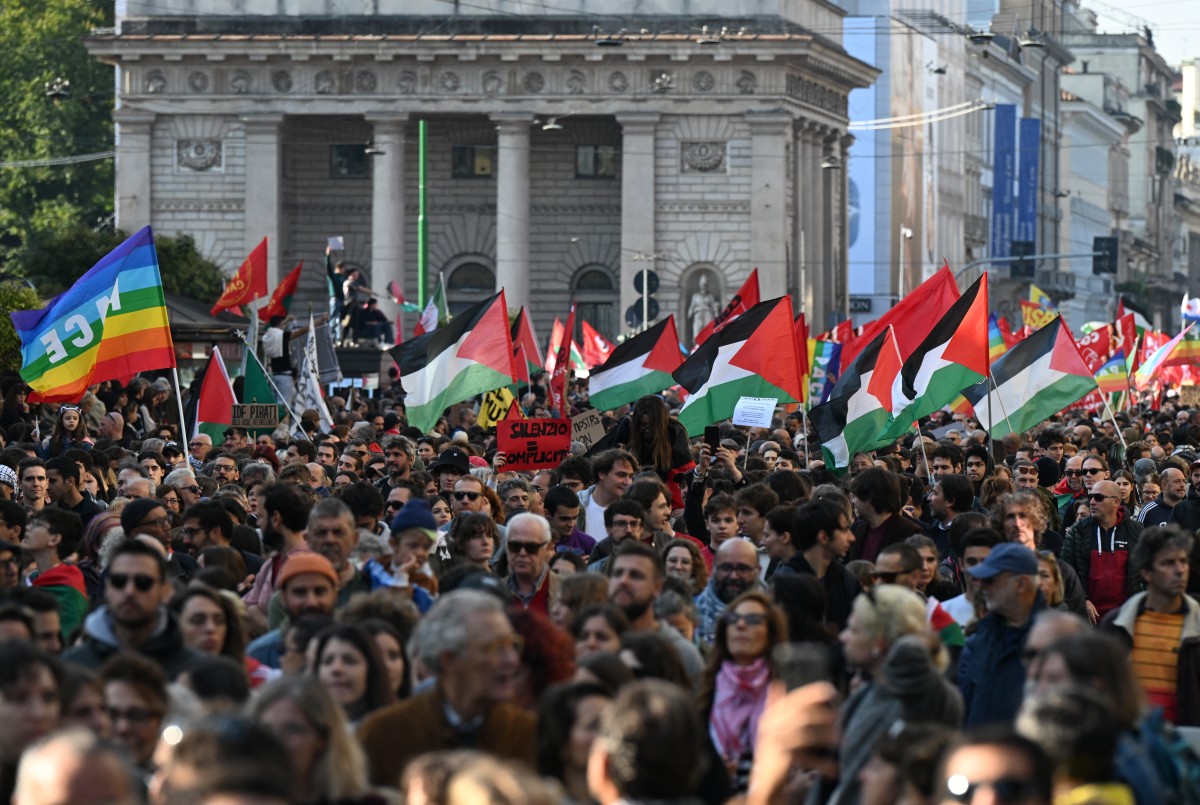42 tàu cứu trợ Gaza bị Israel chặn hoàn toàn, ông Netanyahu khen ngợi, cộng đồng quốc tế phẫn nộ - Ảnh 1.