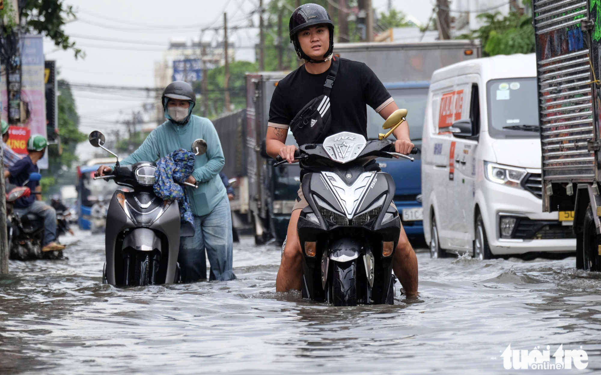 Heavy rain paralyzes Ho Chi Minh City traffic, forces commuters onto sidewalks- Ảnh 4.