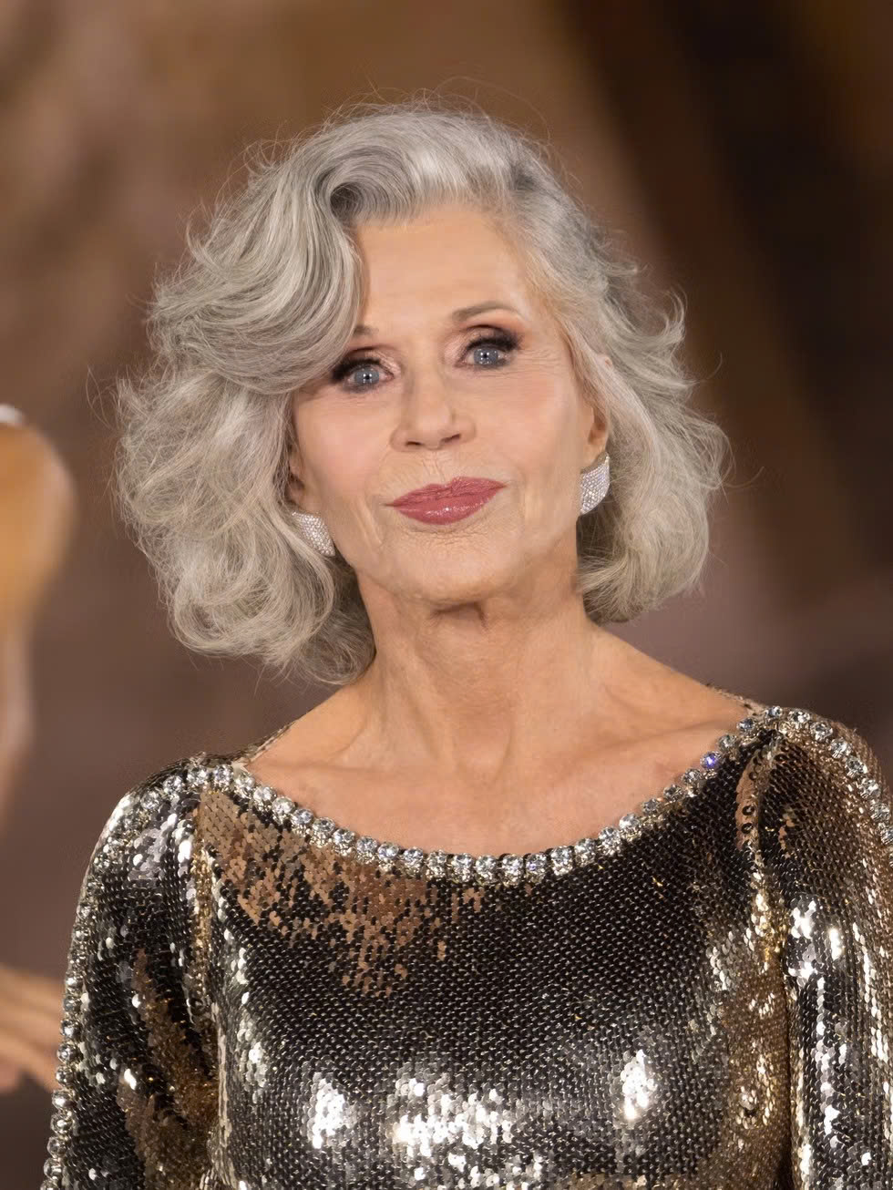 Mái tóc bạc của Jane Fonda và Helen Mirren thành xu hướng tại Paris Fashion Week - Ảnh 3.