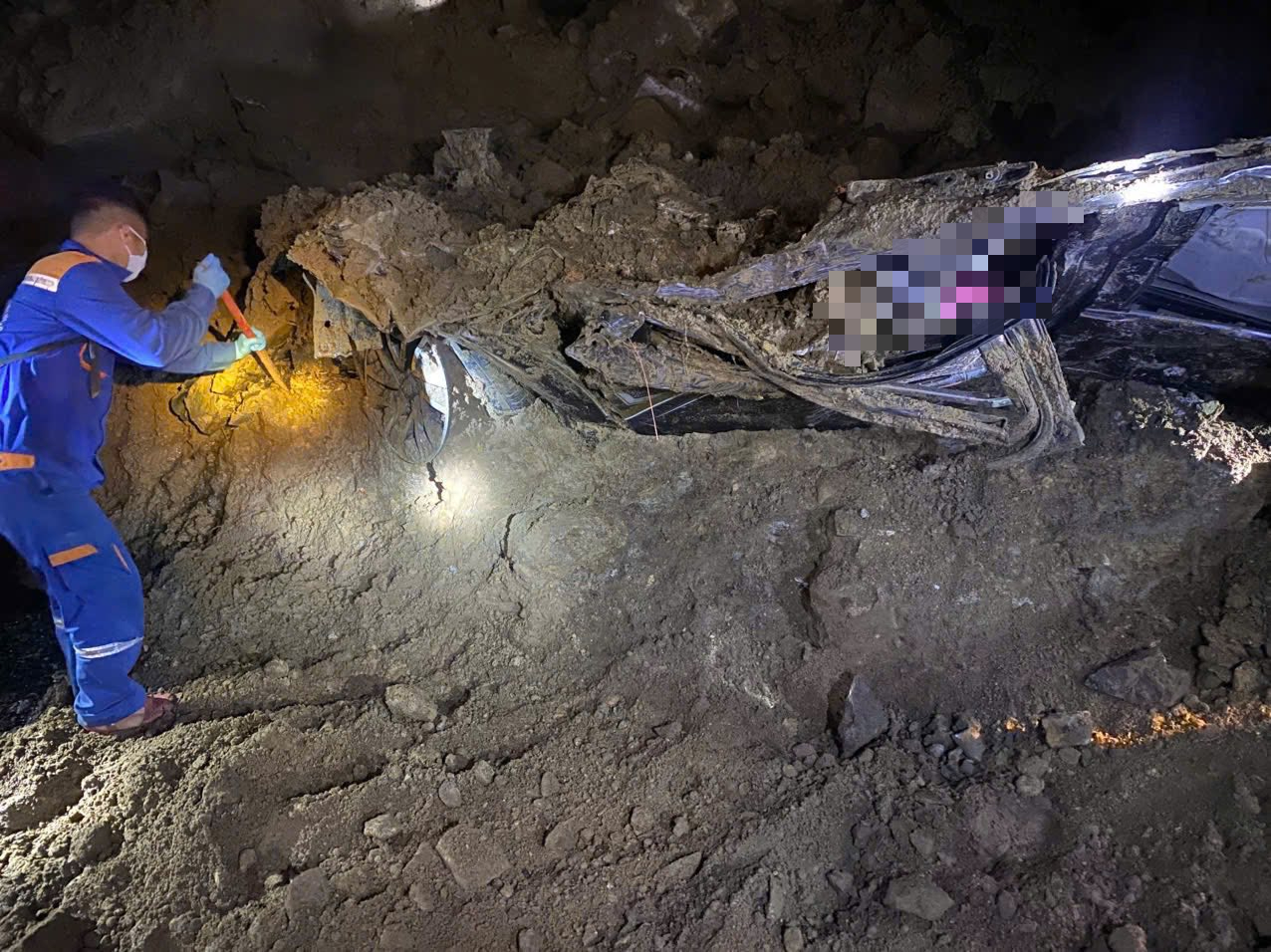 Vụ 3 người mất tích bí ẩn: Tìm thấy 2 thi thể trong xe ô tô bẹp dúm - Ảnh 4.