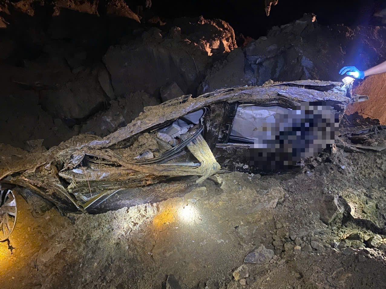 Vụ 3 người mất tích bí ẩn: Tìm thấy 2 thi thể trong xe ô tô bẹp dúm - Ảnh 5.