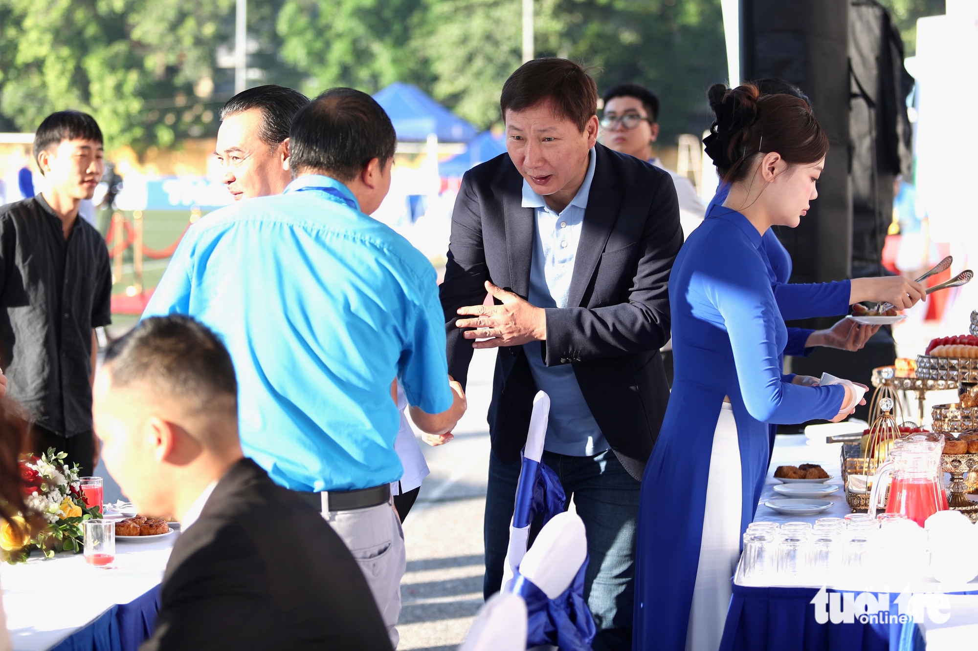 HLV Kim Sang Sik dự khán Giải công nhân, viên chức Việt Nam trước khi tập trung đội tuyển - Ảnh 2.
