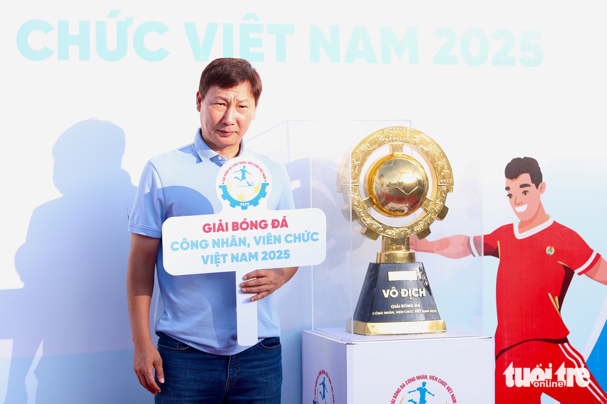 HLV Kim Sang Sik dự khán Giải công nhân, viên chức Việt Nam trước khi tập trung đội tuyển - Ảnh 3.