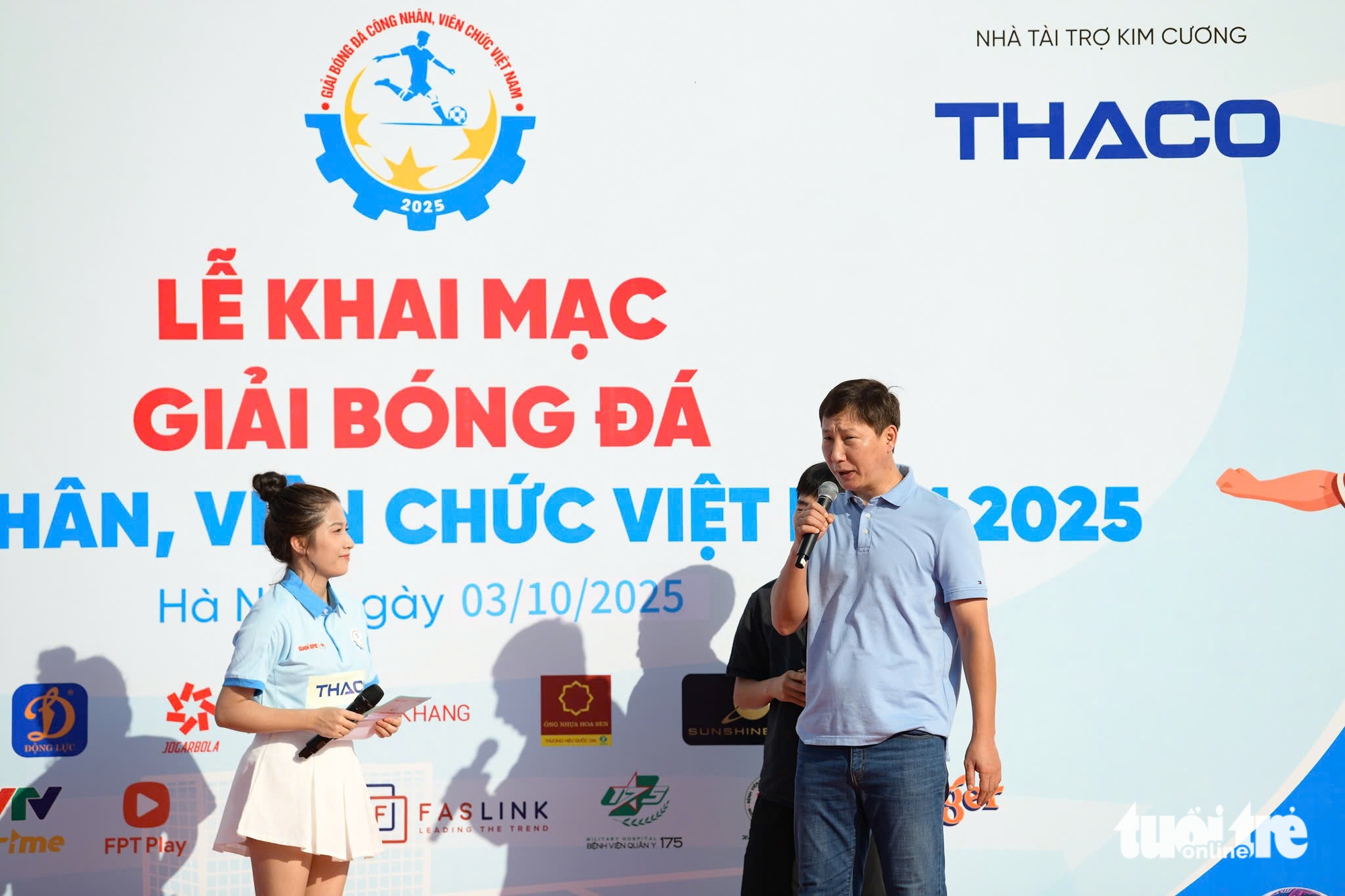 HLV Kim Sang Sik dự khán Giải công nhân, viên chức Việt Nam trước khi tập trung đội tuyển - Ảnh 6.