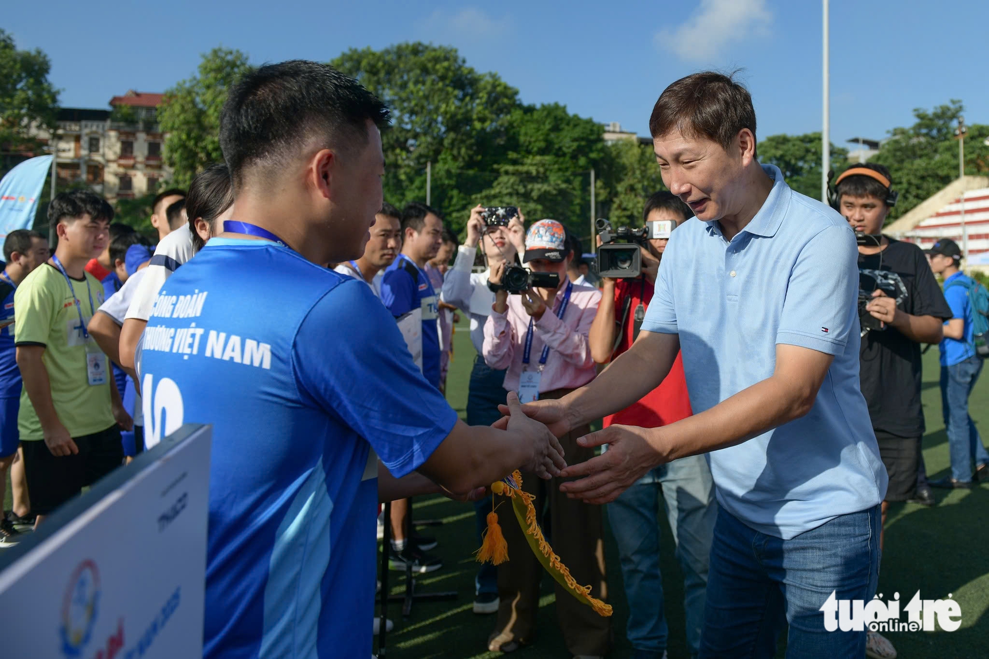 HLV Kim Sang Sik dự khán Giải công nhân, viên chức Việt Nam trước khi tập trung đội tuyển - Ảnh 7.