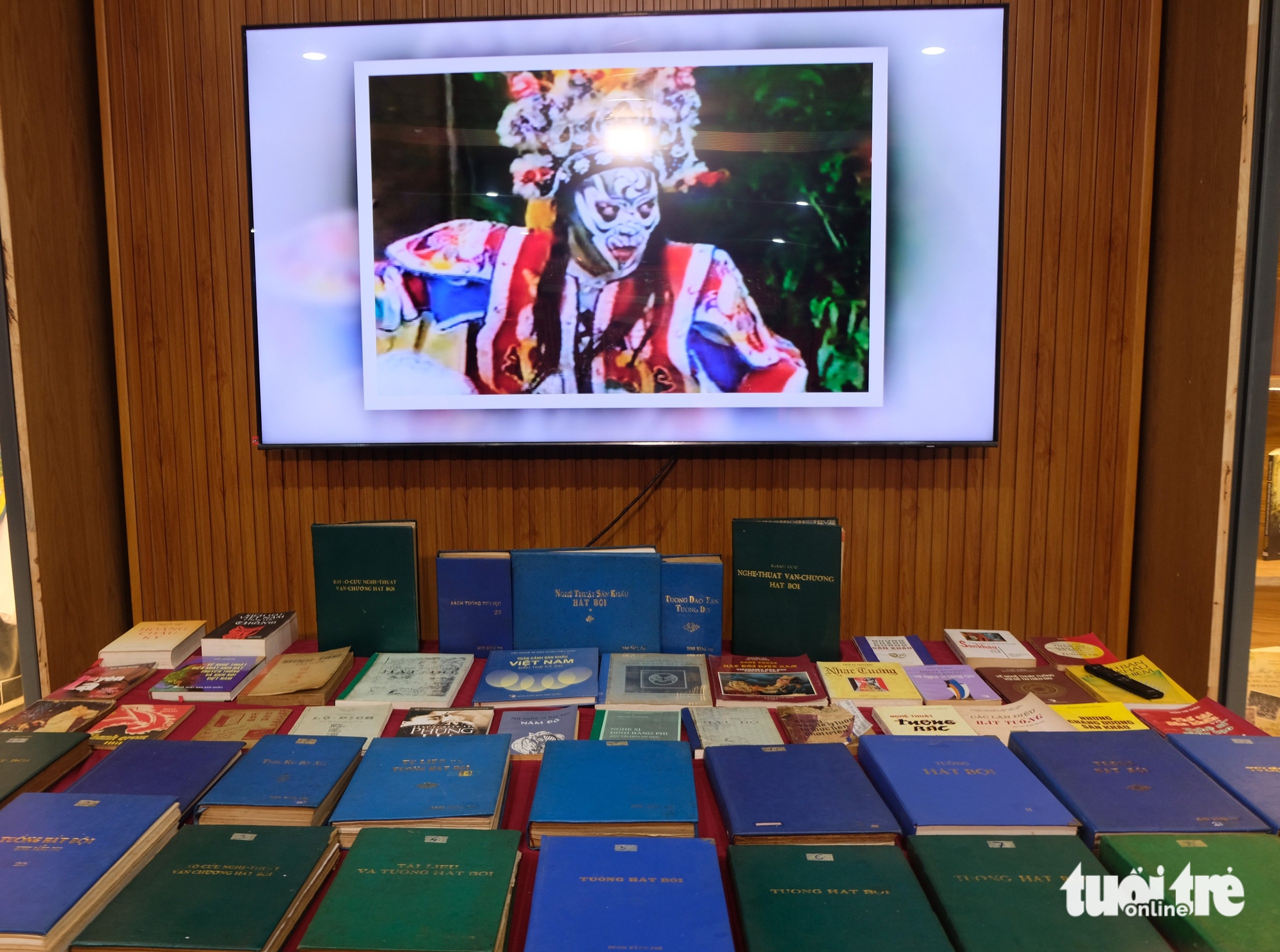 ក្នុងឱកាសរំលឹកខួបស្ថាបនិករោងមហោស្រព ទទួលបានឯកសារ Hat Boi ដ៏មានតម្លៃជាង ២០០ របស់វិចិត្រករប្រជាជន Dinh Bang Phi - រូបថត ២. Tiếp nhận hơn 200 tư liệu hát bội quý của NSND Đinh Bằng Phi nhân Ngày giỗ tổ sân khấu - Ảnh 2.