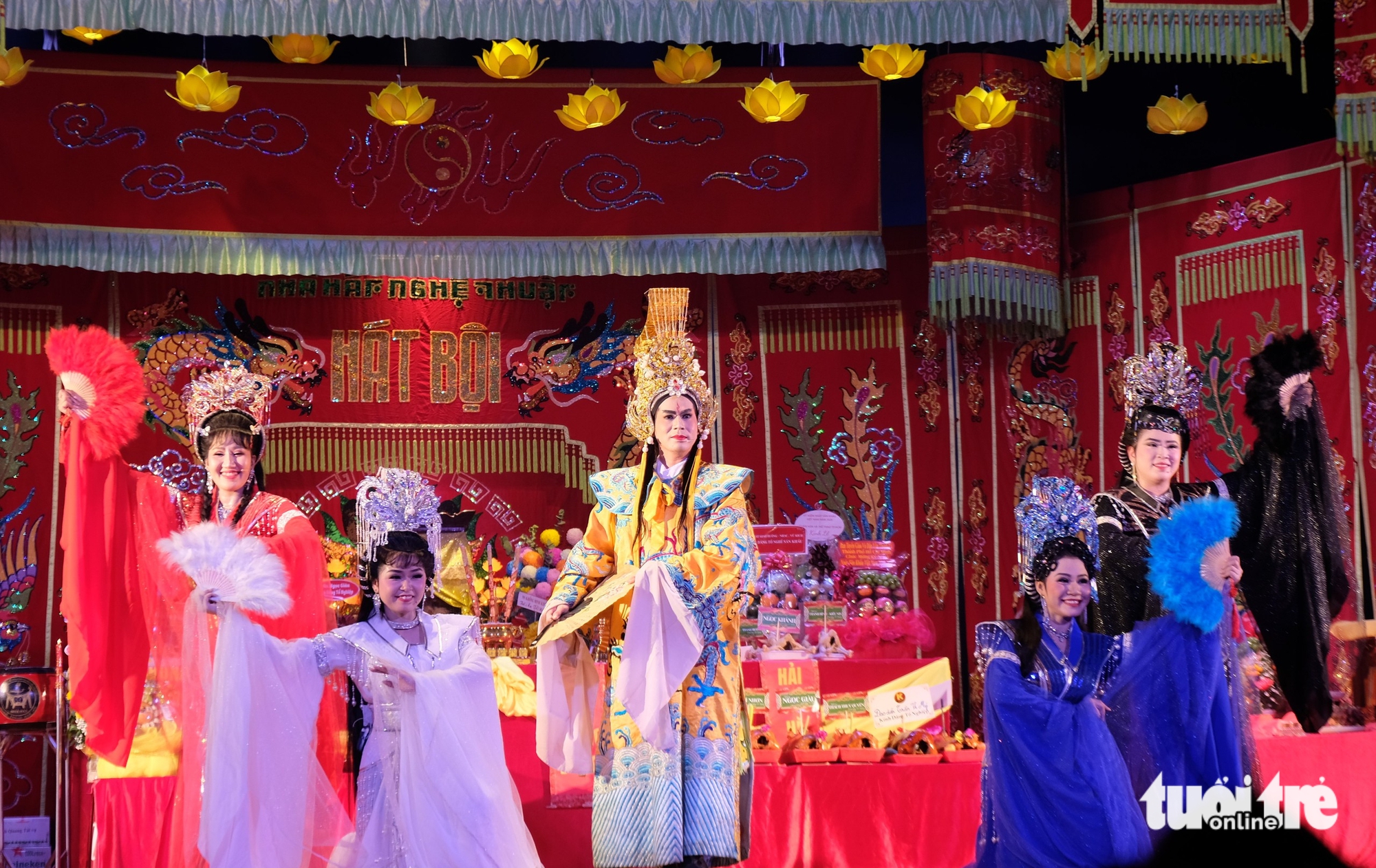 ក្នុងឱកាសរំលឹកខួបស្ថាបនិករោងមហោស្រព ទទួលបានឯកសារ Hat Boi ដ៏មានតម្លៃជាង ២០០ របស់វិចិត្រករប្រជាជន Dinh Bang Phi - រូបថត ៤. Tiếp nhận hơn 200 tư liệu hát bội quý của NSND Đinh Bằng Phi nhân Ngày giỗ tổ sân khấu - Ảnh 4.