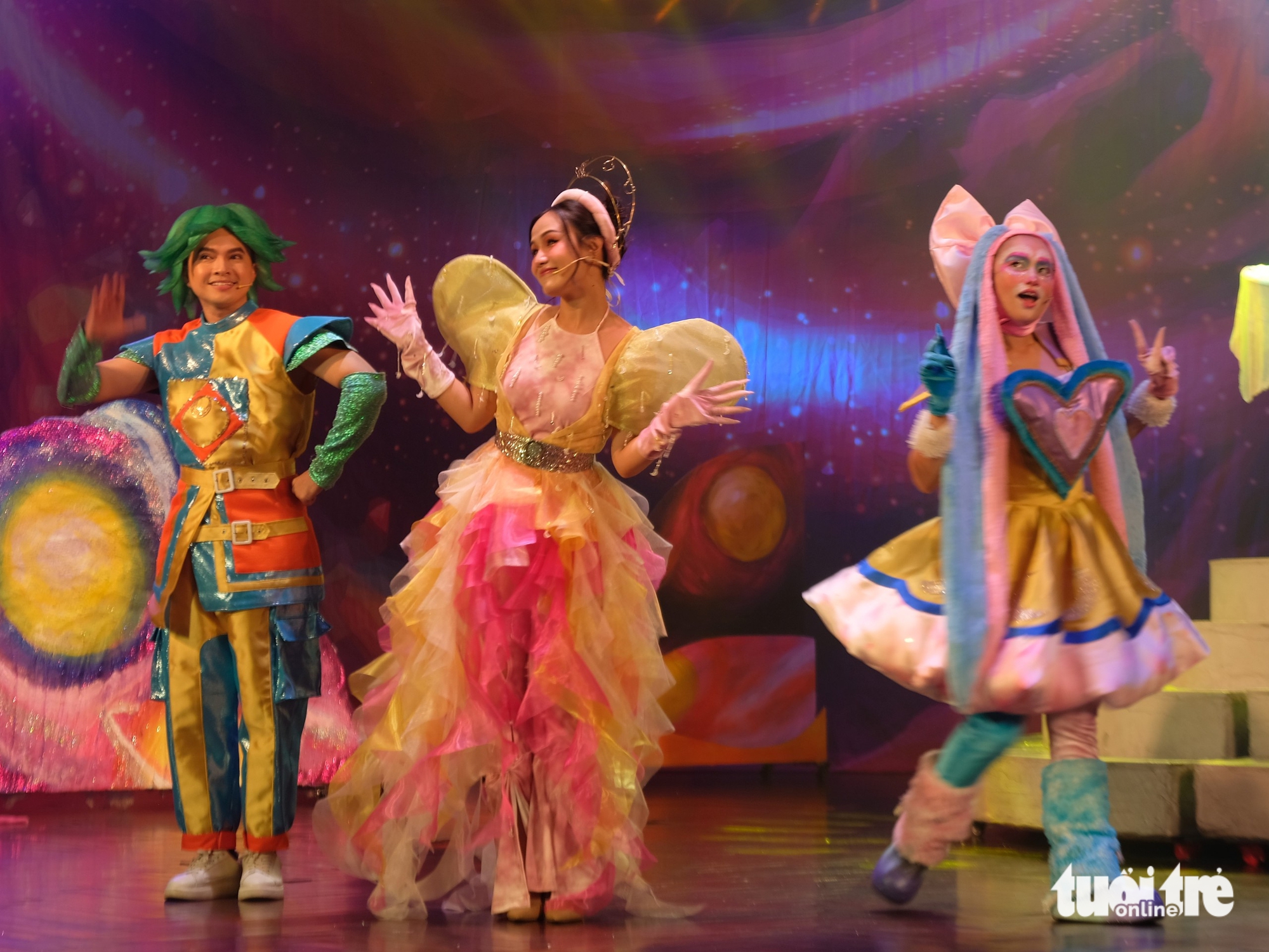 បន្ទាប់ពីឧបទ្ទវហេតុពិការស្មា Dai Nghia ត្រលប់មកសម្តែងវិញក្នុងពិធីបុណ្យពាក់កណ្តាលរដូវស្លឹកឈើជ្រុះ - រូបថត ៣. Sau tai nạn té trật khớp vai, Đại Nghĩa trở lại diễn mùa Trung thu - Ảnh 2.