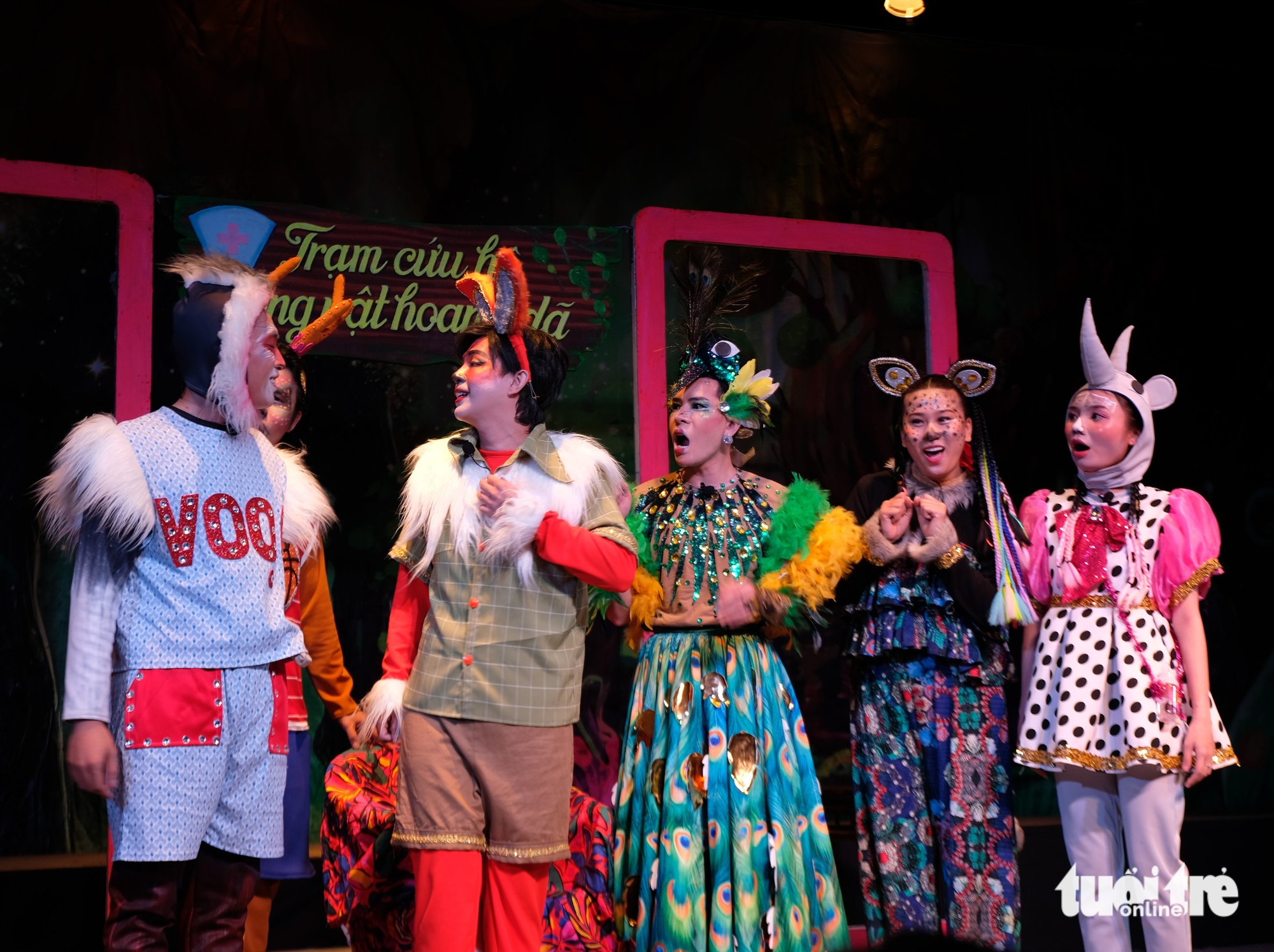 បន្ទាប់ពីឧបទ្ទវហេតុពិការស្មា Dai Nghia ត្រឡប់ទៅសម្តែងក្នុងពិធីបុណ្យពាក់កណ្តាលរដូវស្លឹកឈើជ្រុះ - រូបថត ៤. Sau tai nạn té trật khớp vai, Đại Nghĩa trở lại diễn mùa Trung thu - Ảnh 3.