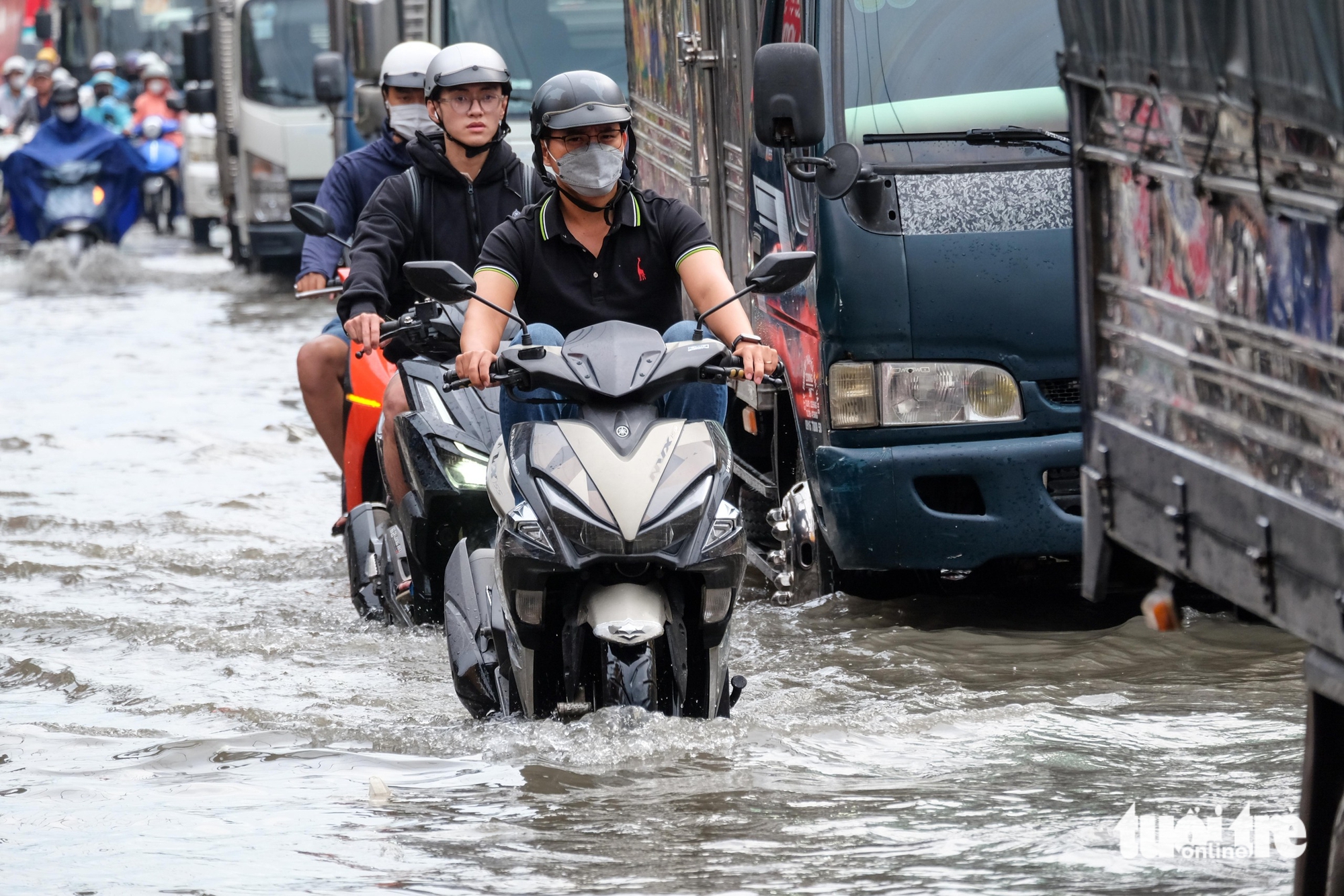 Mưa lớn gây ngập sâu ở TP.HCM, xe chết máy hàng loạt - Ảnh 9.