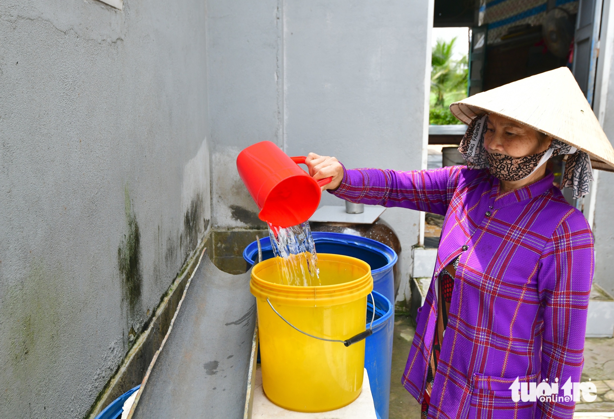 Người dân doi Mỹ Khánh, Cần Giờ thoát cảnh cúp nước không biết bể ống ở đâu - Ảnh 1.