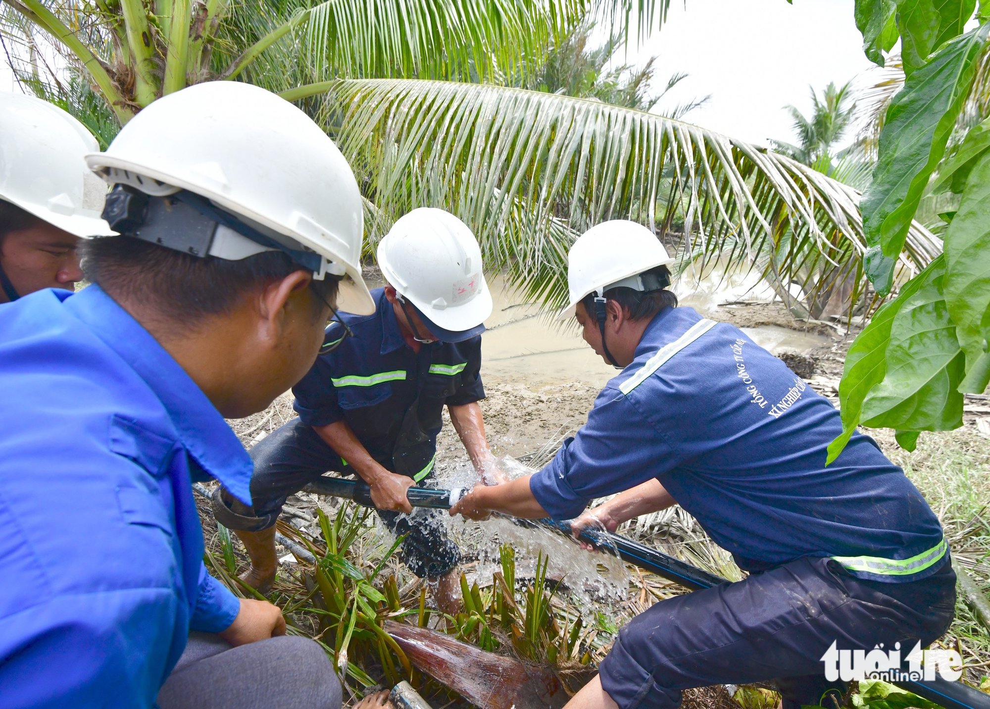 Người dân doi Mỹ Khánh, Cần Giờ thoát cảnh cúp nước không biết bể ống ở đâu - Ảnh 3.