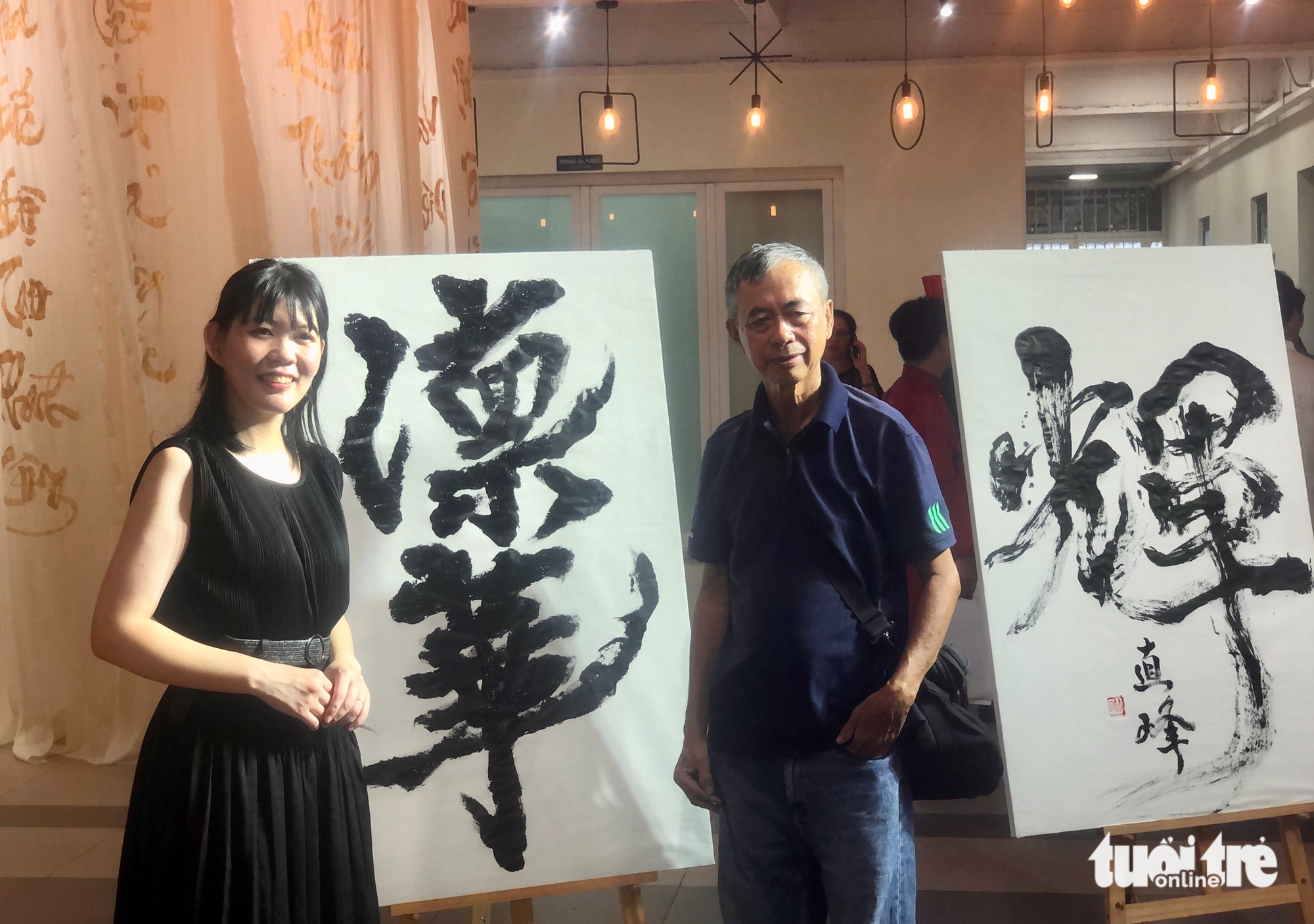 សុំការសរសេរអក្សរផ្ចង់ភាសាវៀតណាម និងជប៉ុន ដោយឥតគិតថ្លៃនៅឯផ្ទះវប្បធម៌យុវជនទីក្រុងហូជីមិញ - រូបថត ២. Xin chữ thư pháp miễn phí tại Nhà văn hóa Thanh niên TP.HCM - Ảnh 2.