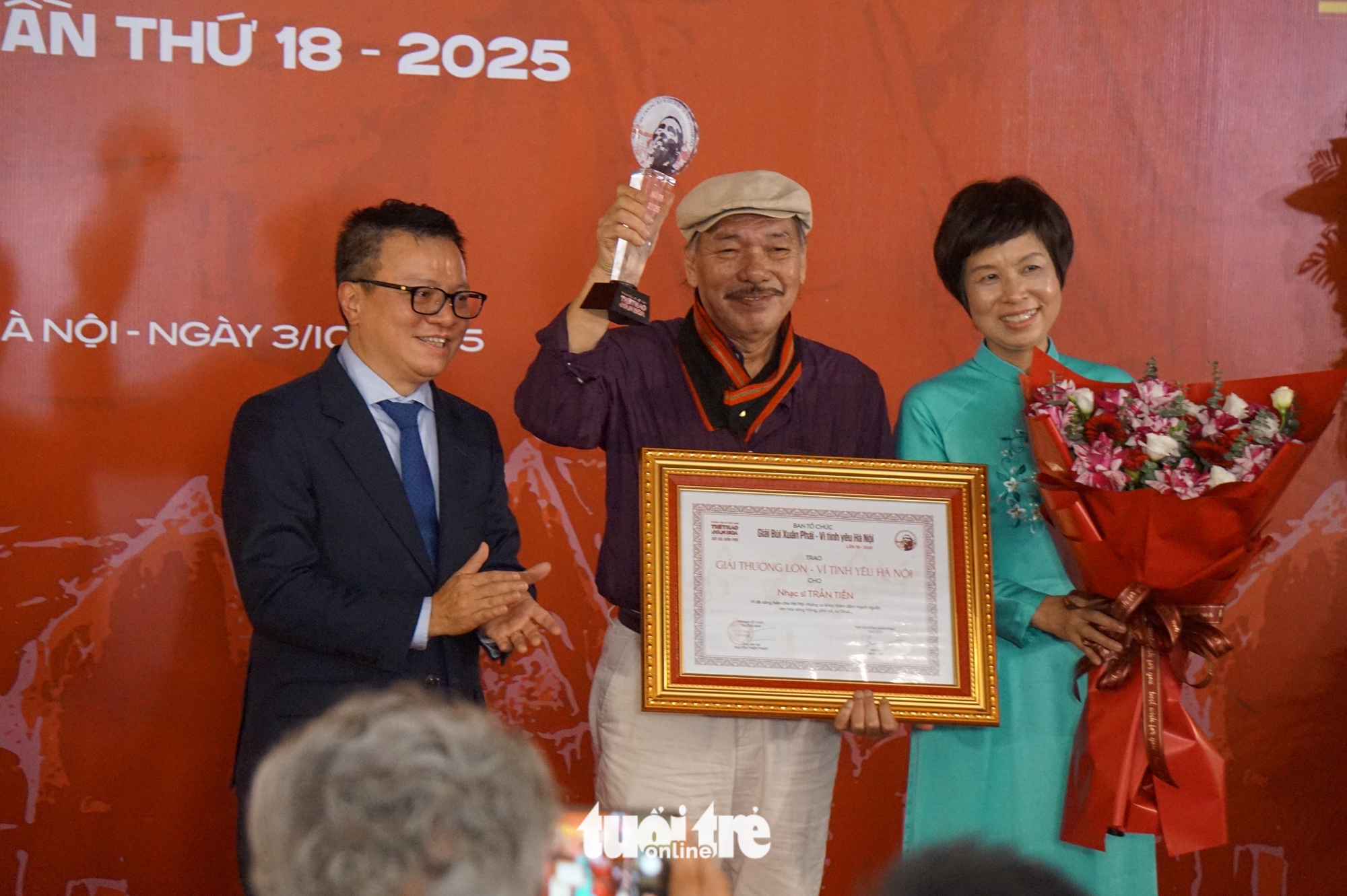 Trần Tiến nhận Giải thưởng Bùi Xuân Phái Vì tình yêu Hà Nội: 'Đời tôi đâu có ngờ' - Ảnh 1.