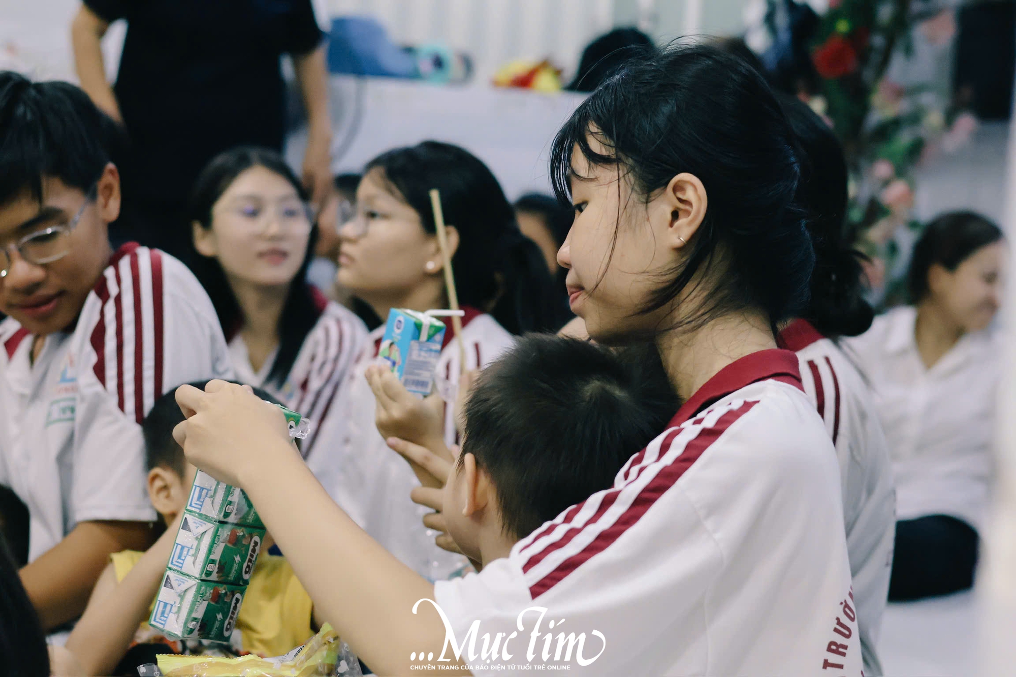 Teen Trường THPT Hùng Vương thắp sáng nụ cười trẻ em mái ấm mùa trăng rằm - Ảnh 1.