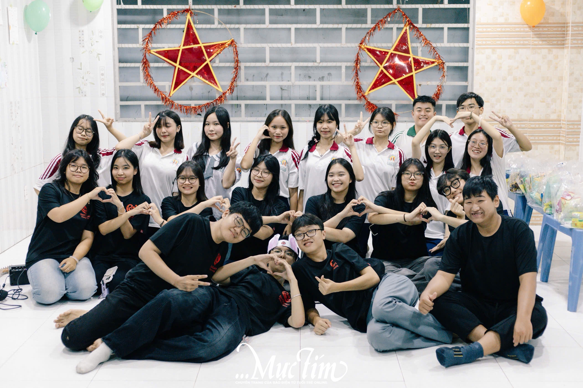 Teen Trường THPT Hùng Vương thắp sáng nụ cười trẻ em mái ấm mùa trăng rằm - Ảnh 2.