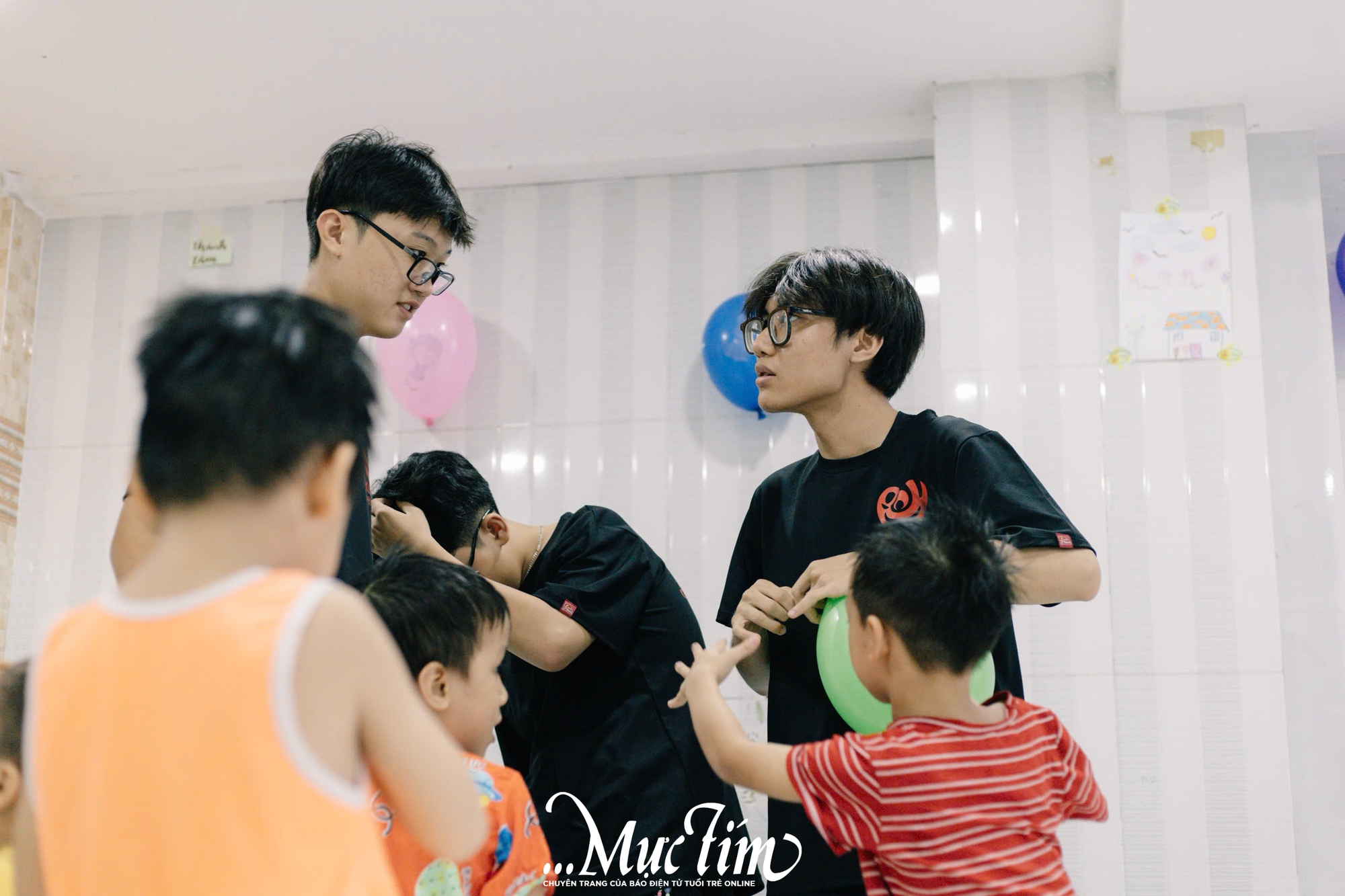 Teen Trường THPT Hùng Vương thắp sáng nụ cười trẻ em mái ấm mùa trăng rằm - Ảnh 3.