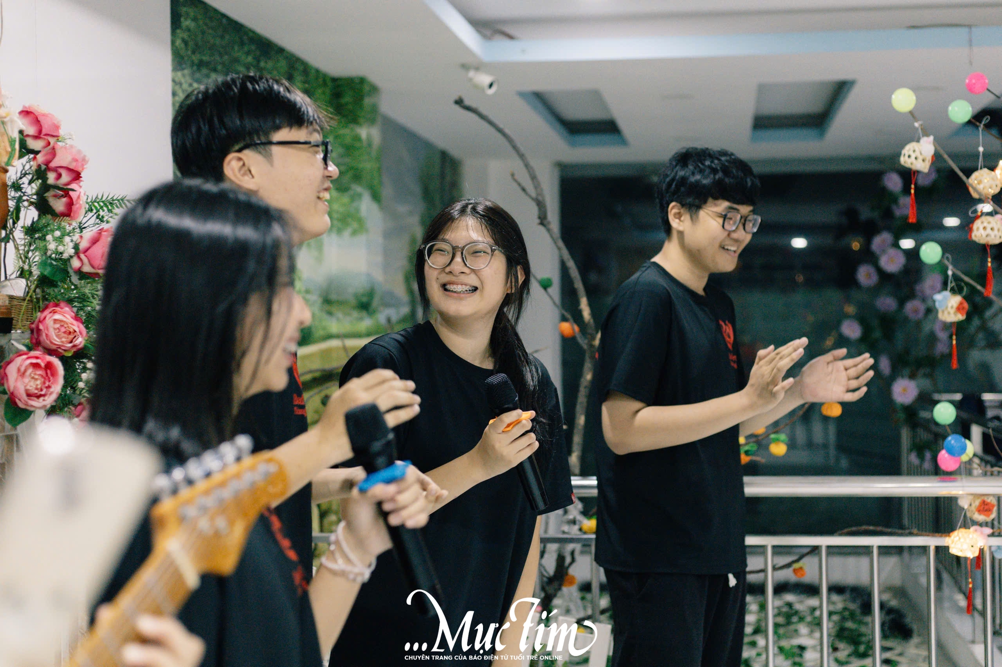 Teen Trường THPT Hùng Vương thắp sáng nụ cười trẻ em mái ấm mùa trăng rằm - Ảnh 13.