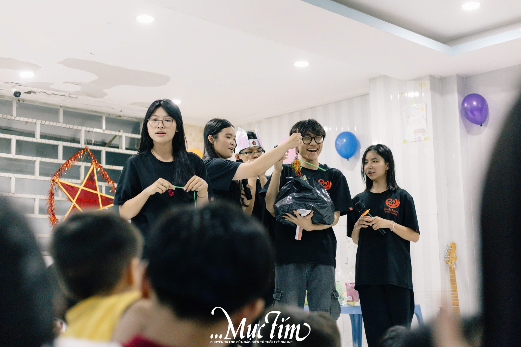 Teen Trường THPT Hùng Vương thắp sáng nụ cười trẻ em mái ấm mùa trăng rằm - Ảnh 14.