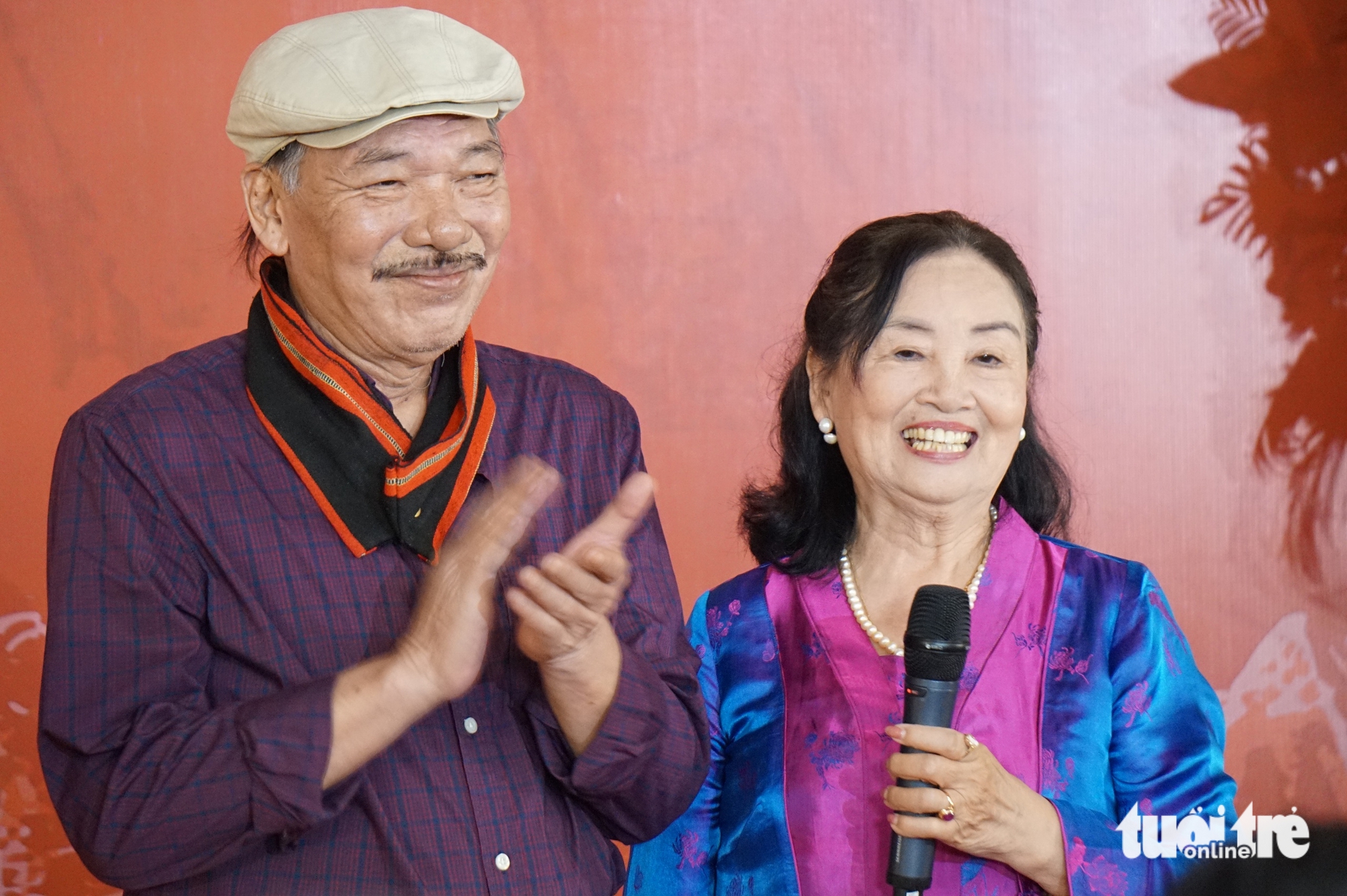 Tran Tien ទទួលបានពានរង្វាន់ Bui Xuan Phai សម្រាប់សេចក្តីស្រឡាញ់ទីក្រុងហាណូយ៖ 'ជីវិតរបស់ខ្ញុំមិននឹកស្មានដល់បែបនេះទេ' - រូបថត ២. Trần Tiến nhận Giải thưởng Bùi Xuân Phái Vì tình yêu Hà Nội: 'Đời tôi đâu có ngờ' - Ảnh 3.