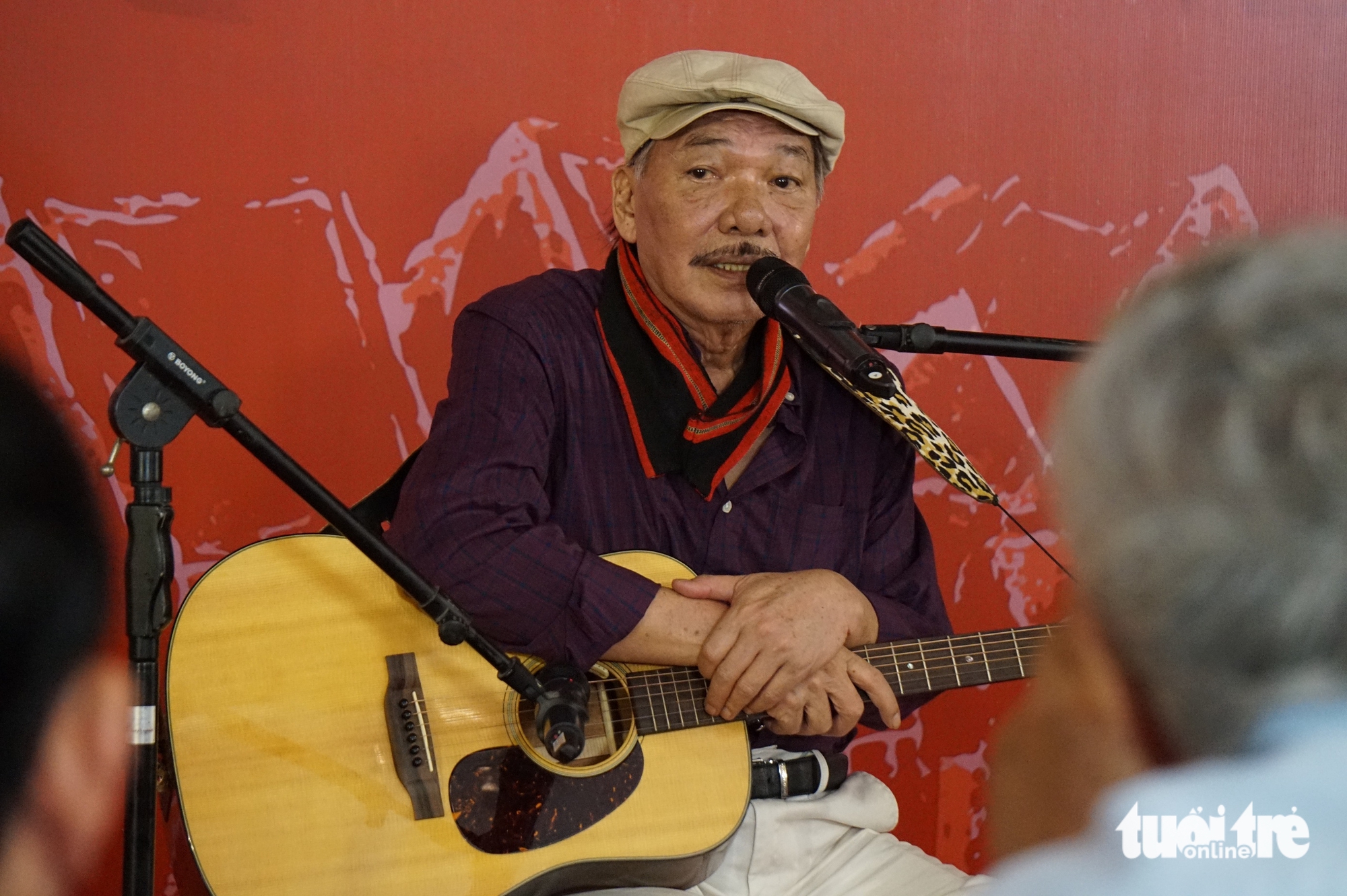 Tran Tien ទទួលបានពានរង្វាន់ Bui Xuan Phai សម្រាប់សេចក្តីស្រឡាញ់ទីក្រុងហាណូយ៖ 'ជីវិតរបស់ខ្ញុំមិននឹកស្មានដល់បែបនេះទេ' - រូបថតទី ៣. Trần Tiến nhận Giải thưởng Bùi Xuân Phái Vì tình yêu Hà Nội: 'Đời tôi đâu có ngờ' - Ảnh 4.