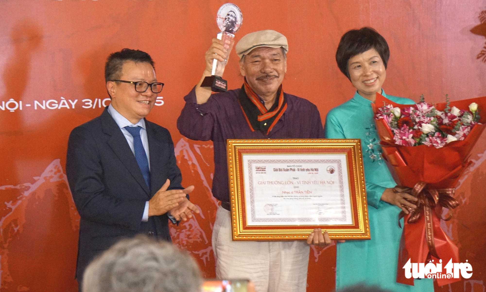 Tran Tien ទទួលបានពានរង្វាន់ Bui Xuan Phai សម្រាប់សេចក្តីស្រឡាញ់ទីក្រុងហាណូយ៖ 'ជីវិតរបស់ខ្ញុំមិននឹកស្មានដល់បែបនេះទេ' - រូបថត ១. Trần Tiến nhận Giải thưởng Bùi Xuân Phái Vì tình yêu Hà Nội: 'Đời tôi đâu có ngờ' - Ảnh 2.