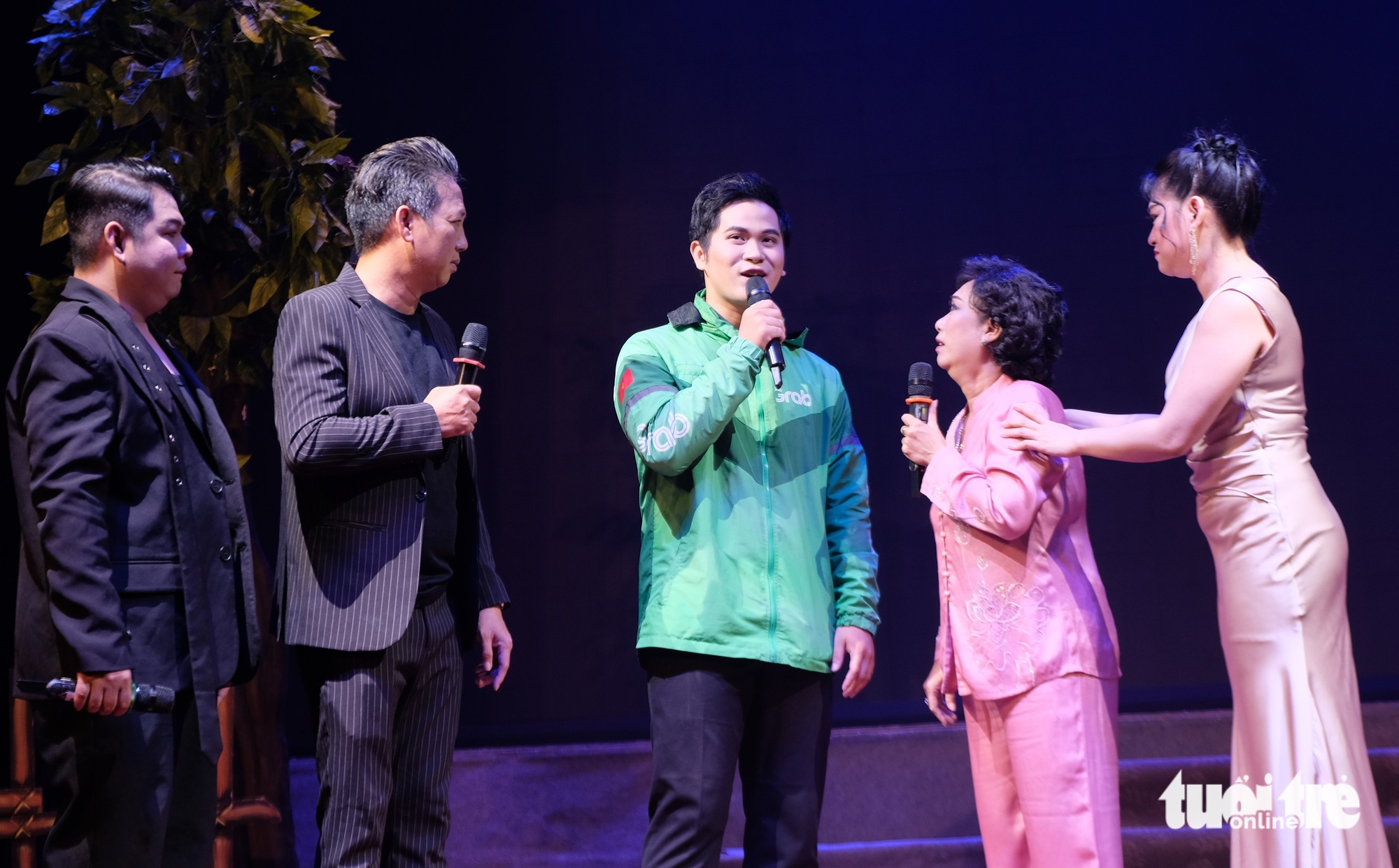 Binh Tinh ជួយកូនប្រុសរបស់វិចិត្រករ Chieu Hung ដែលជួបការលំបាក និងកំពុងបើកបរម៉ូតូឌុប - រូបថត ២. Con trai nghệ sĩ Chiêu Hùng đang chạy Grab, Bình Tinh tặng cát sê, nhận về đoàn Huỳnh Long - Ảnh 2.