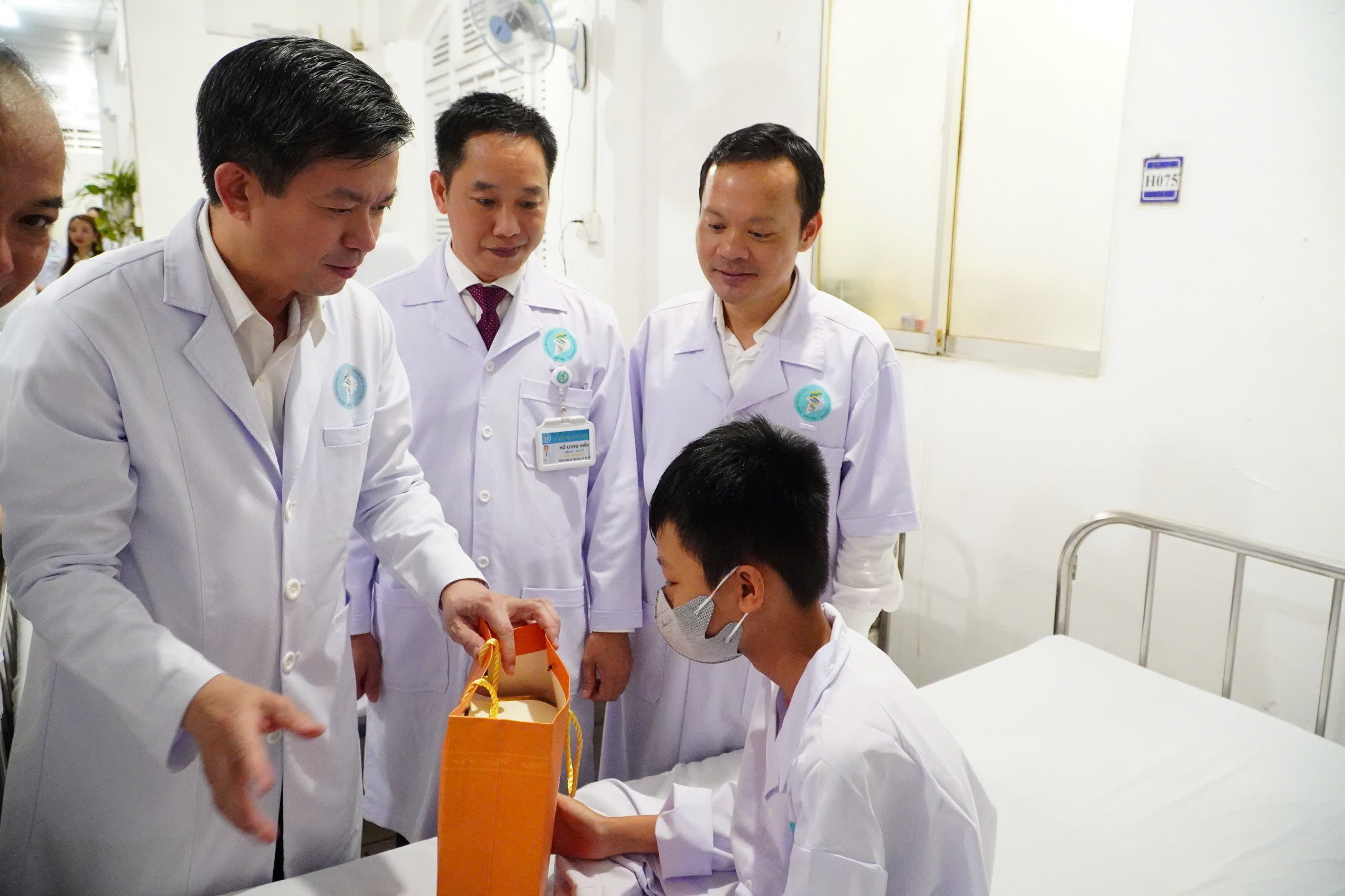 Phó chủ tịch nước thăm tặng quà Tết Trung thu tại Cần Thơ - Ảnh 2.