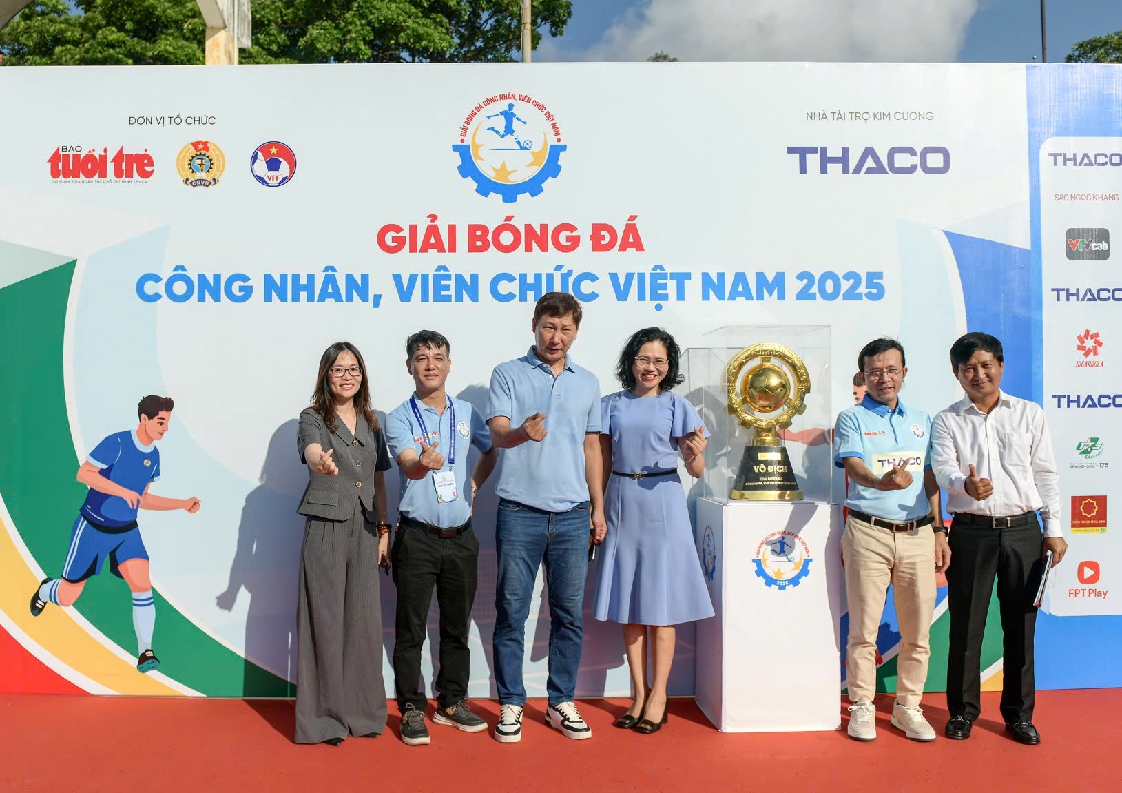 HLV Kim Sang Sik dự khán Giải công nhân, viên chức Việt Nam trước khi tập trung đội tuyển - Ảnh 8.