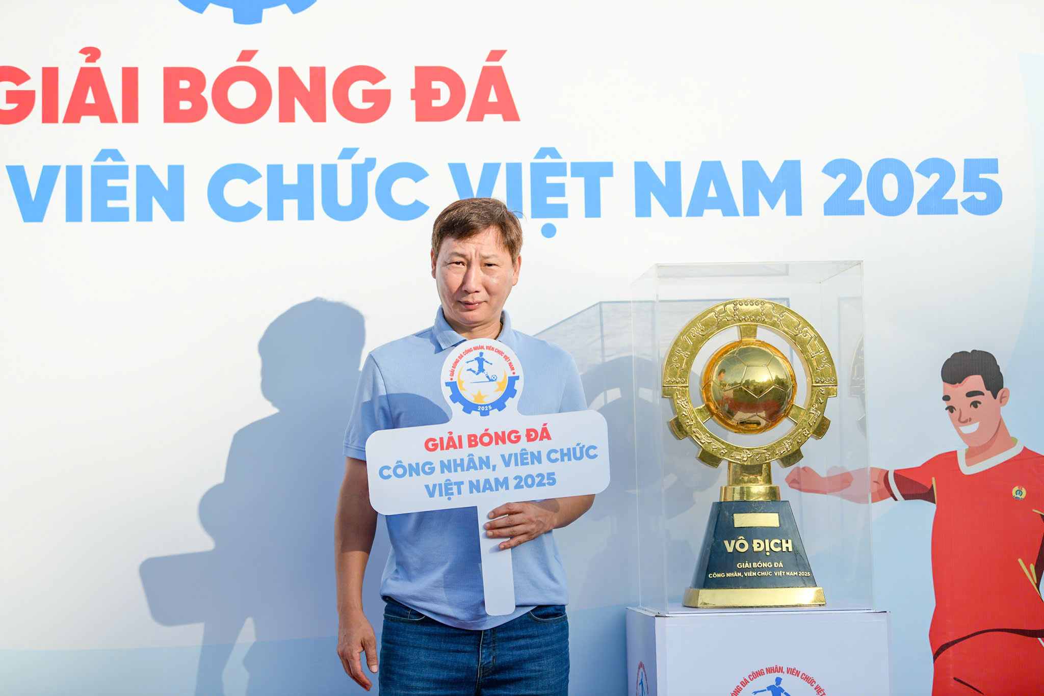 HLV Kim Sang Sik đang giao lưu, ký tặng cầu thủ công nhân, viên chức Việt Nam - Ảnh 9.