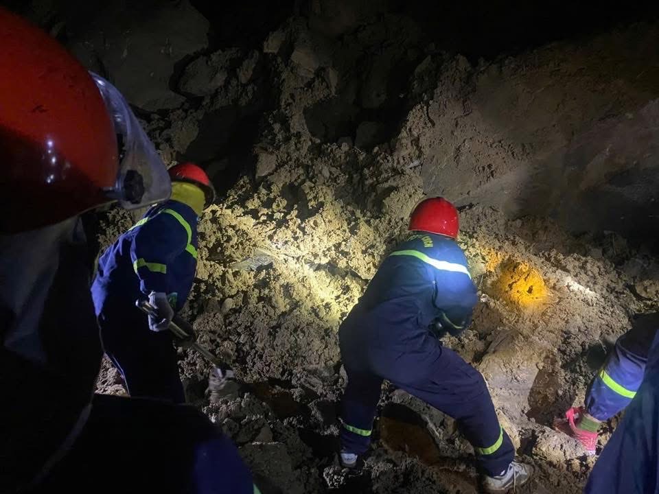 Vụ 3 người mất tích bí ẩn: Tìm thấy 2 thi thể trong xe ô tô bẹp dúm - Ảnh 3.