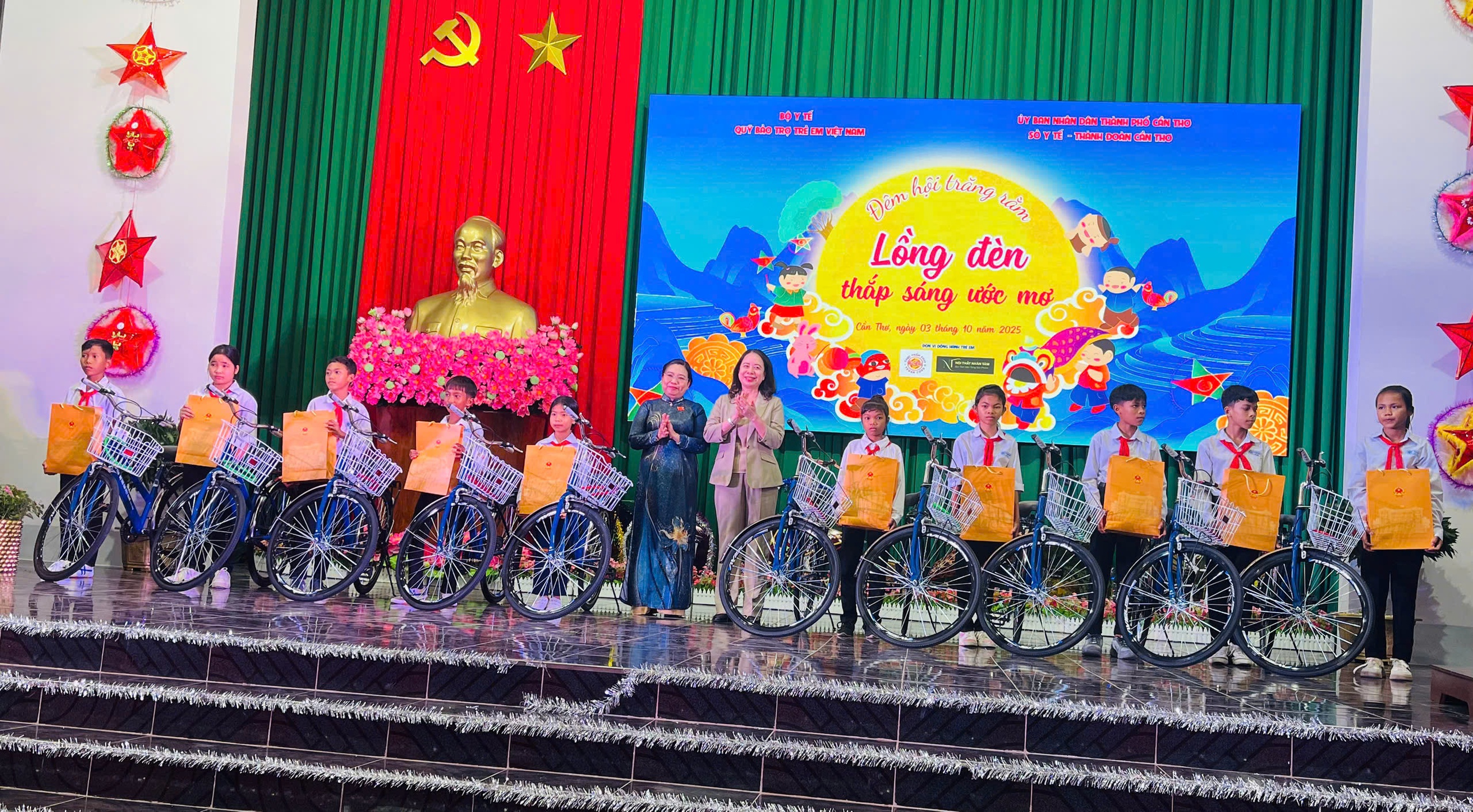 Phó chủ tịch nước thăm tặng quà Tết Trung thu tại Cần Thơ - Ảnh 4.