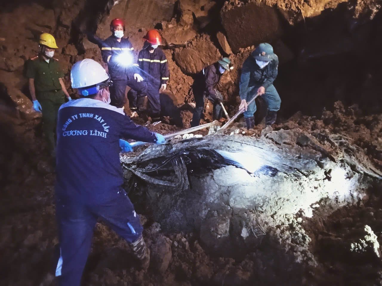 Vụ 3 người mất tích bí ẩn: Tìm thấy 2 thi thể trong xe ô tô bẹp dúm - Ảnh 1.