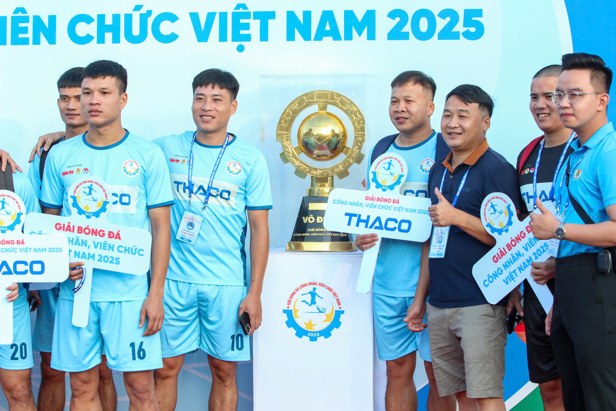 HLV Kim Sang Sik đang giao lưu, ký tặng cầu thủ công nhân, viên chức Việt Nam - Ảnh 10.
