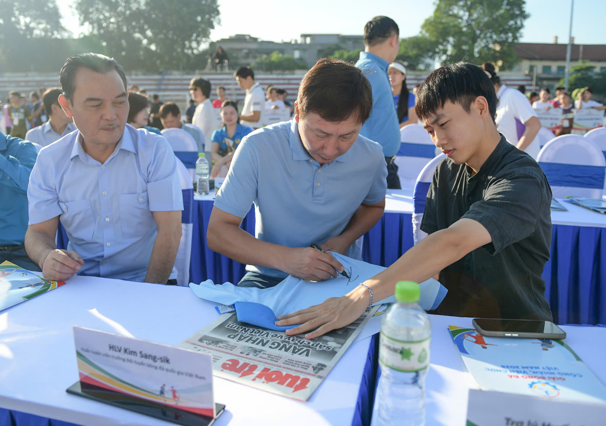 HLV Kim Sang Sik đang giao lưu, ký tặng cầu thủ công nhân, viên chức Việt Nam - Ảnh 5.