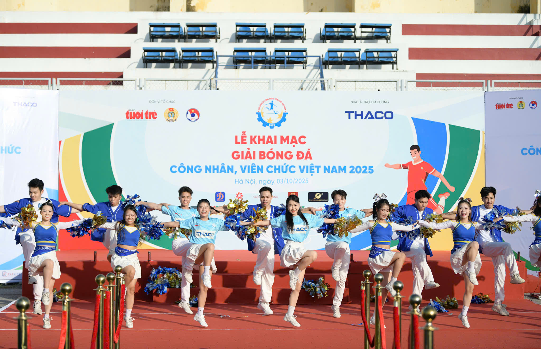 HLV Kim Sang Sik đang giao lưu, ký tặng cầu thủ công nhân, viên chức Việt Nam - Ảnh 8.