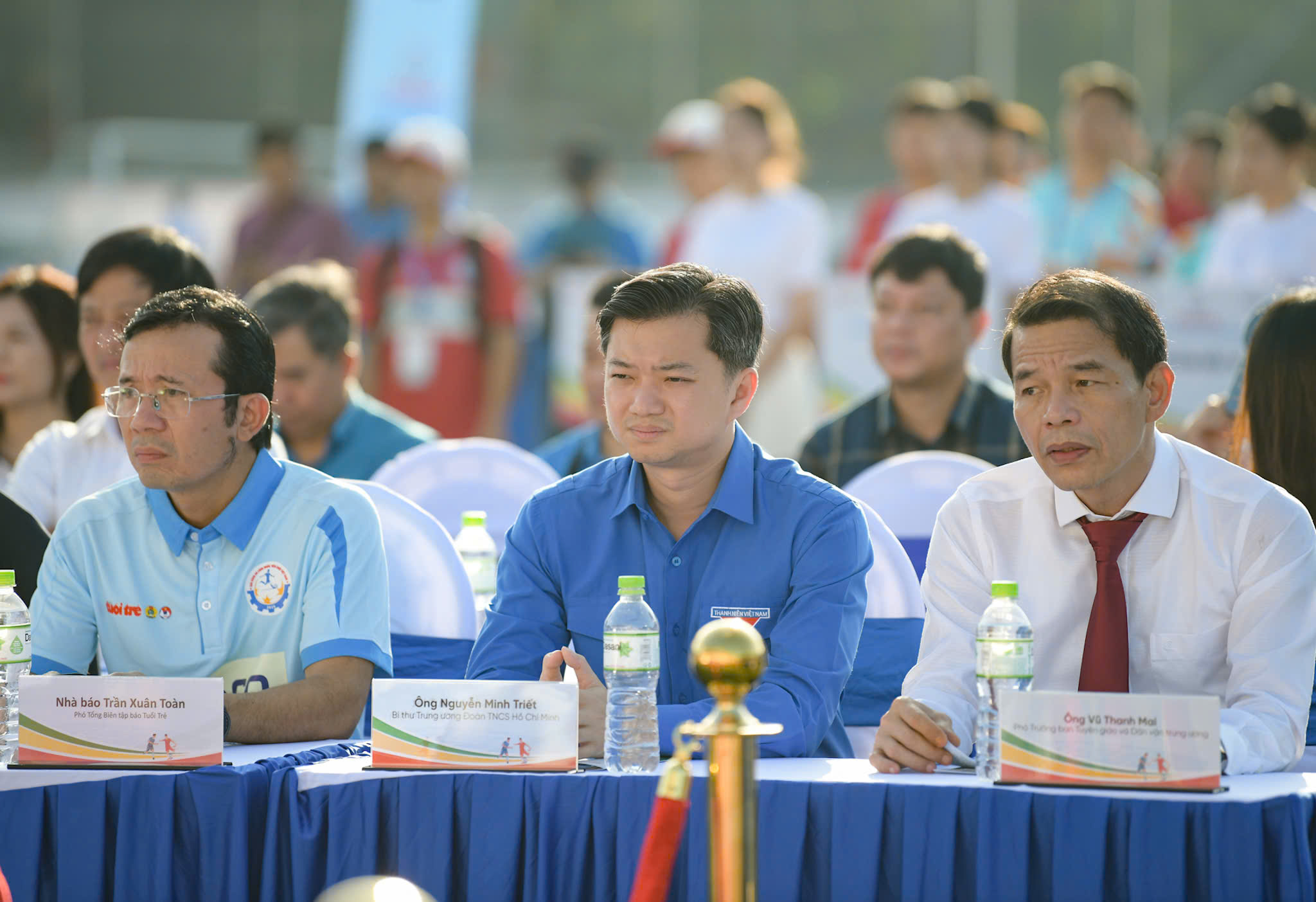 HLV Kim Sang Sik đang giao lưu, ký tặng cầu thủ công nhân, viên chức Việt Nam - Ảnh 6.