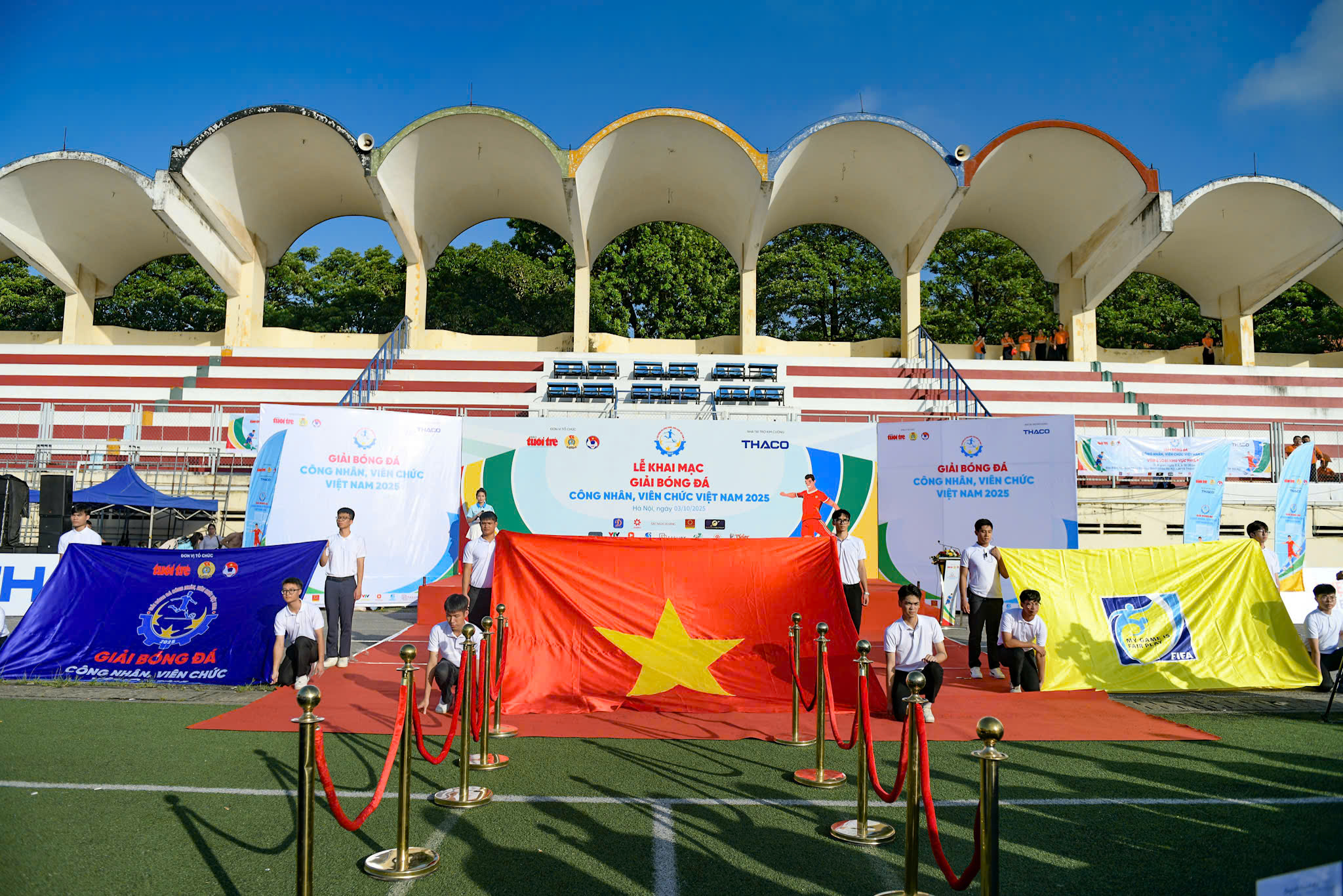 HLV Kim Sang Sik đang giao lưu, ký tặng cầu thủ công nhân, viên chức Việt Nam - Ảnh 7.