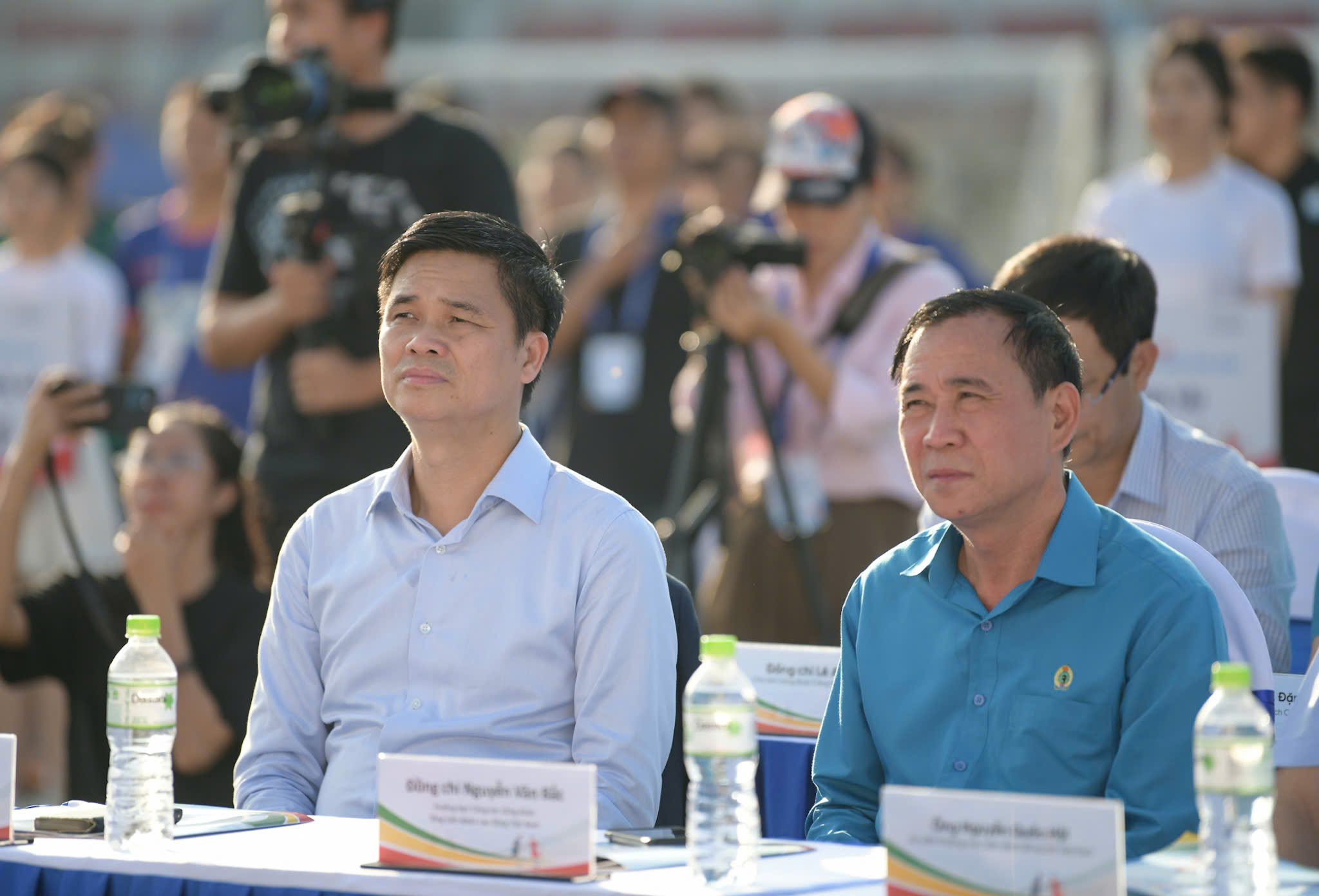 HLV Kim Sang Sik đang giao lưu, ký tặng cầu thủ công nhân, viên chức Việt Nam - Ảnh 4.