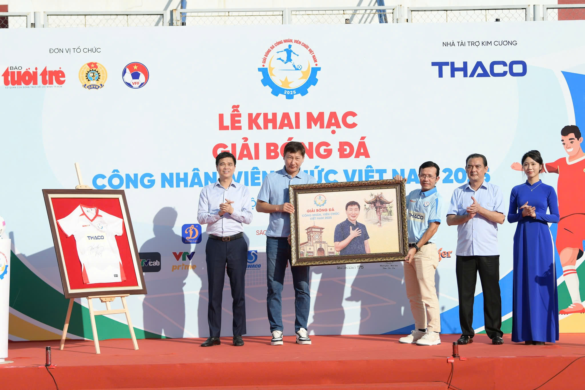 HLV Kim Sang Sik đang giao lưu, ký tặng cầu thủ công nhân, viên chức Việt Nam - Ảnh 3.