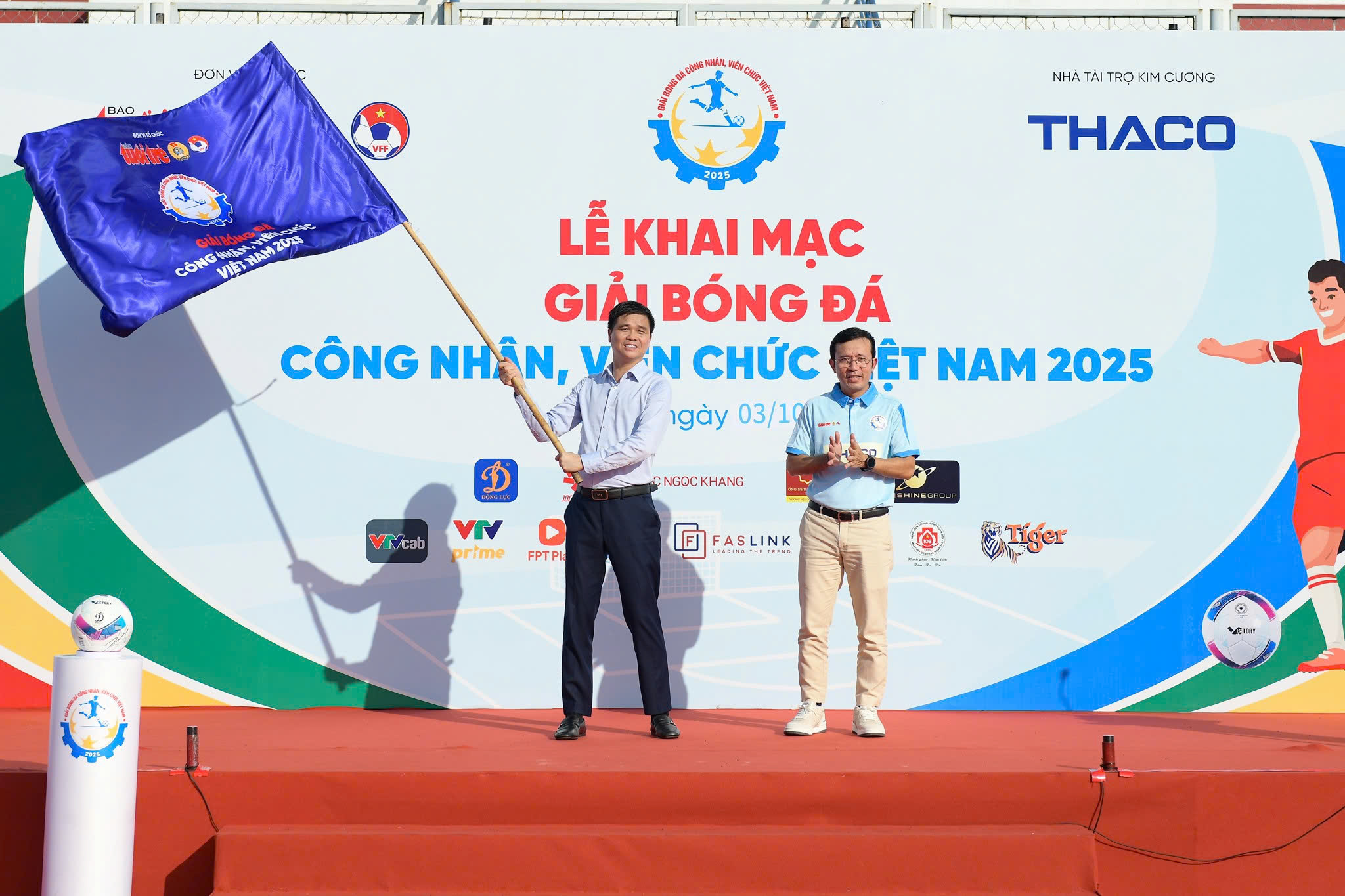 HLV Kim Sang Sik đang giao lưu, ký tặng cầu thủ công nhân, viên chức Việt Nam - Ảnh 1.