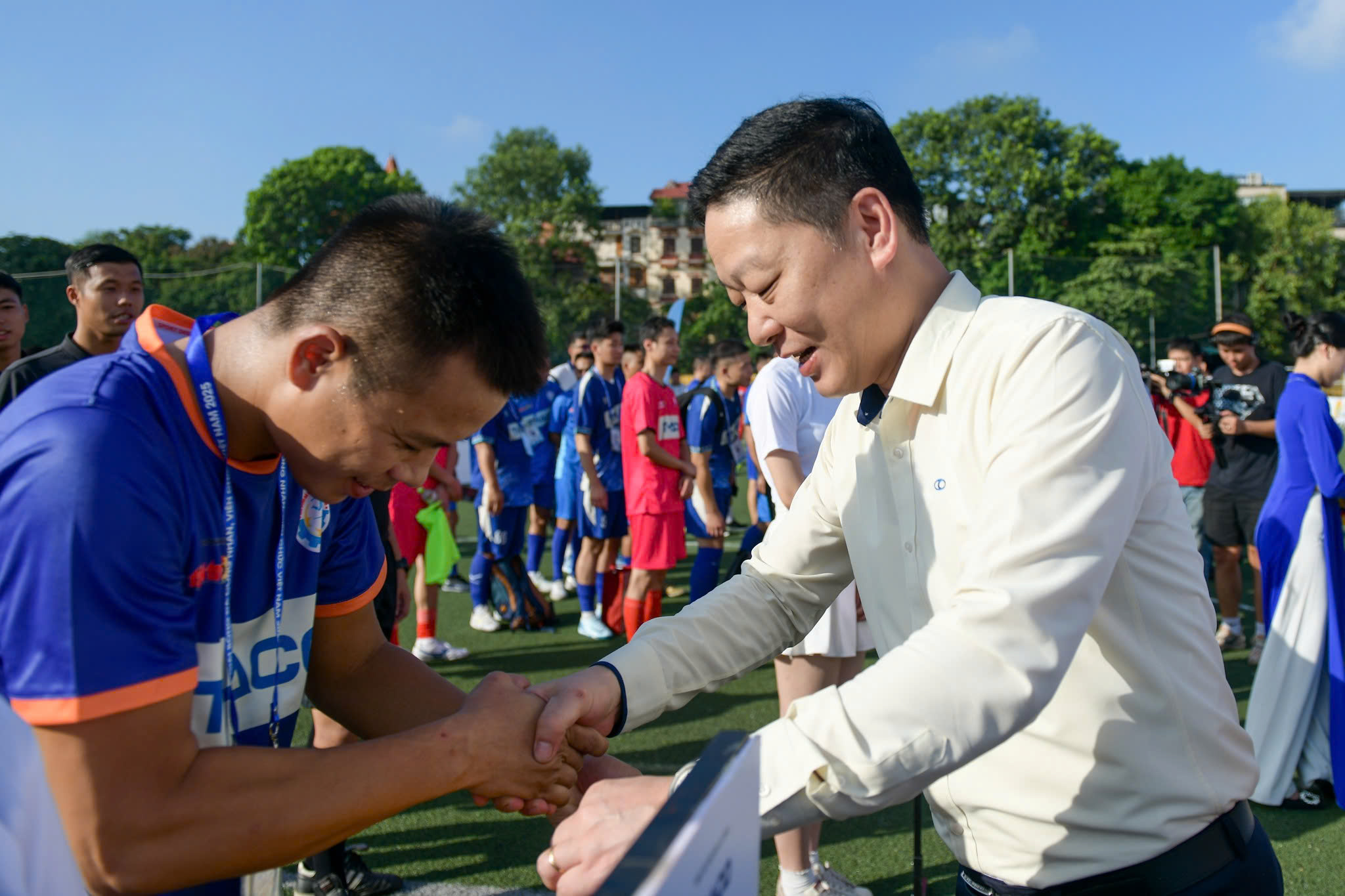 HLV Kim Sang Sik chúc các cầu thủ công nhân, viên chức đấu máu lửa - Ảnh 3.