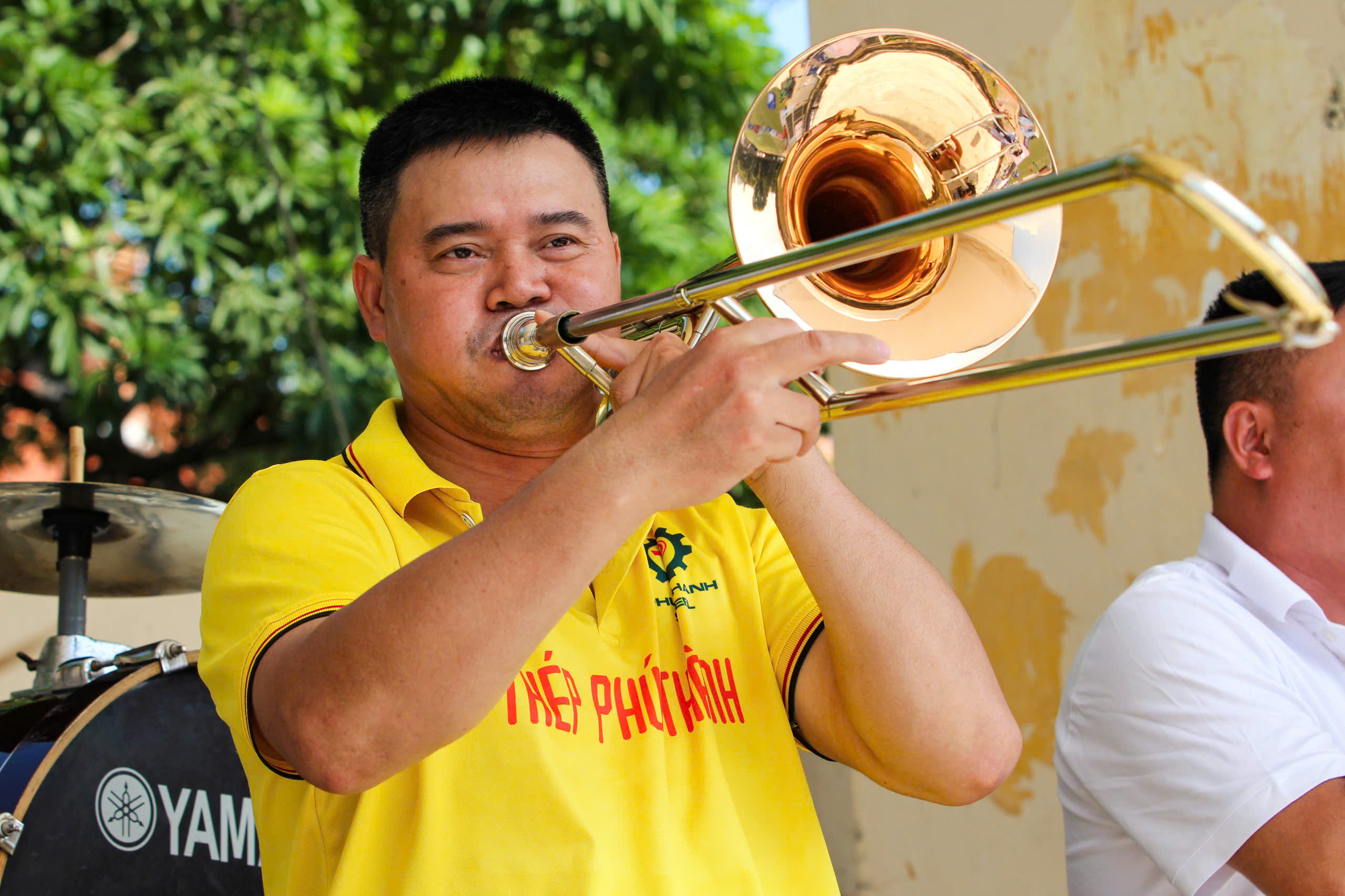 Khán giả Giải bóng đá công nhân, viên chức Việt Nam cổ vũ chuyên nghiệp như V-League - Ảnh 3.