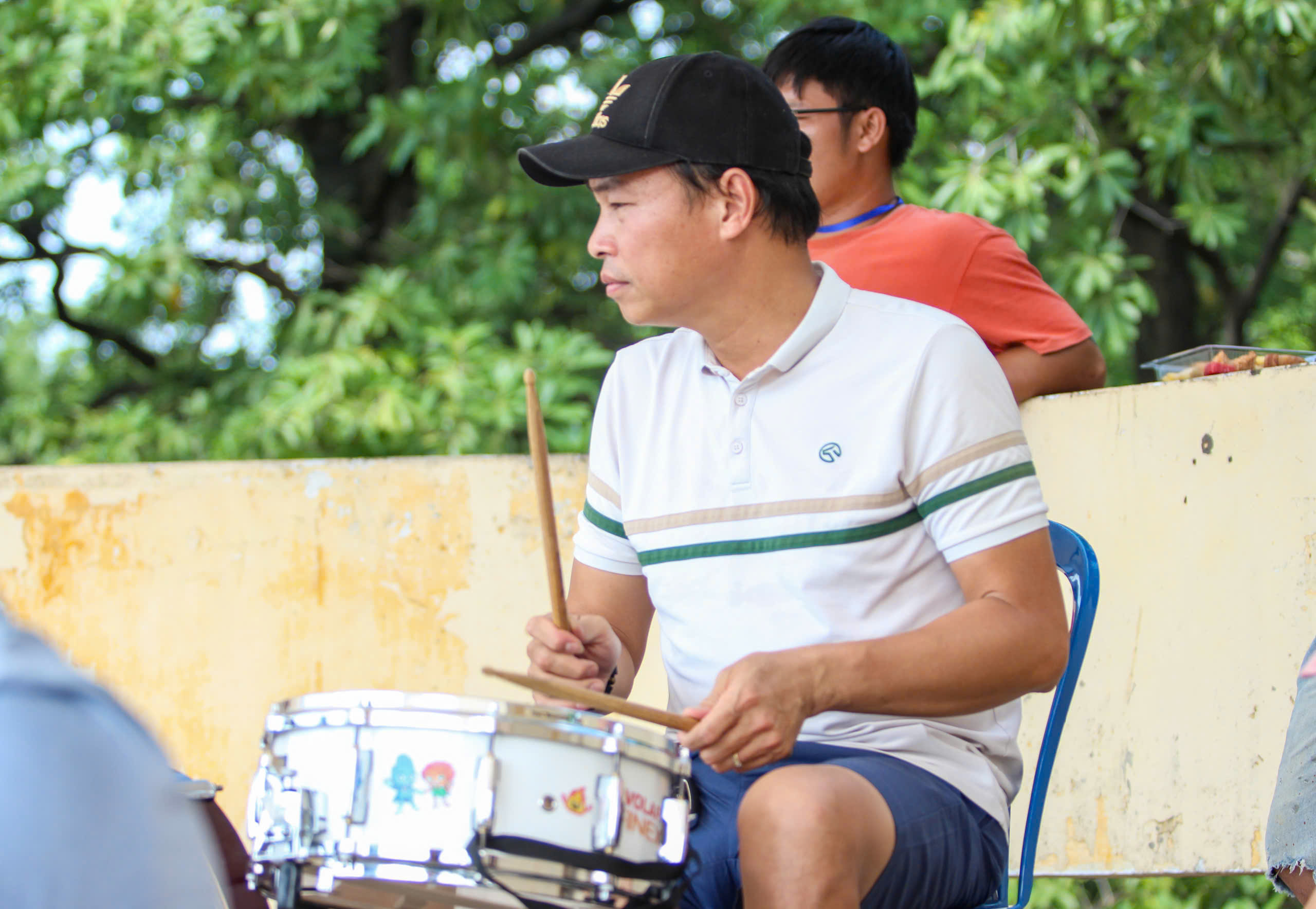 Khán giả Giải bóng đá công nhân, viên chức Việt Nam cổ vũ chuyên nghiệp như V-League - Ảnh 2.