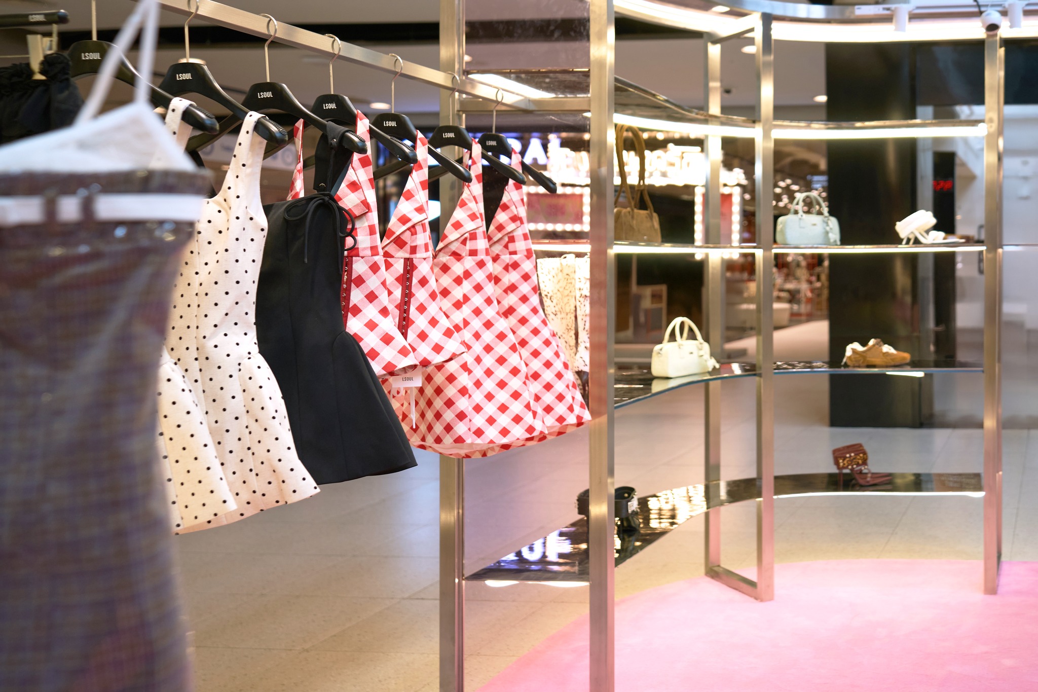 LSOUL đưa thời trang Việt đến Singapore qua livestream trên Shopee - Ảnh 1. Shopee - Ảnh 1.