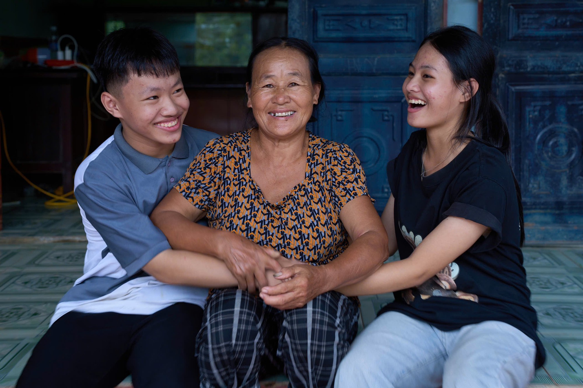 Lũ cuốn trôi tất cả, chỉ để lại gánh nặng trên vai mẹ- Ảnh 1. Lũ cuốn trôi tất cả, chỉ để lại gánh nặng trên vai mẹ- Ảnh 1.