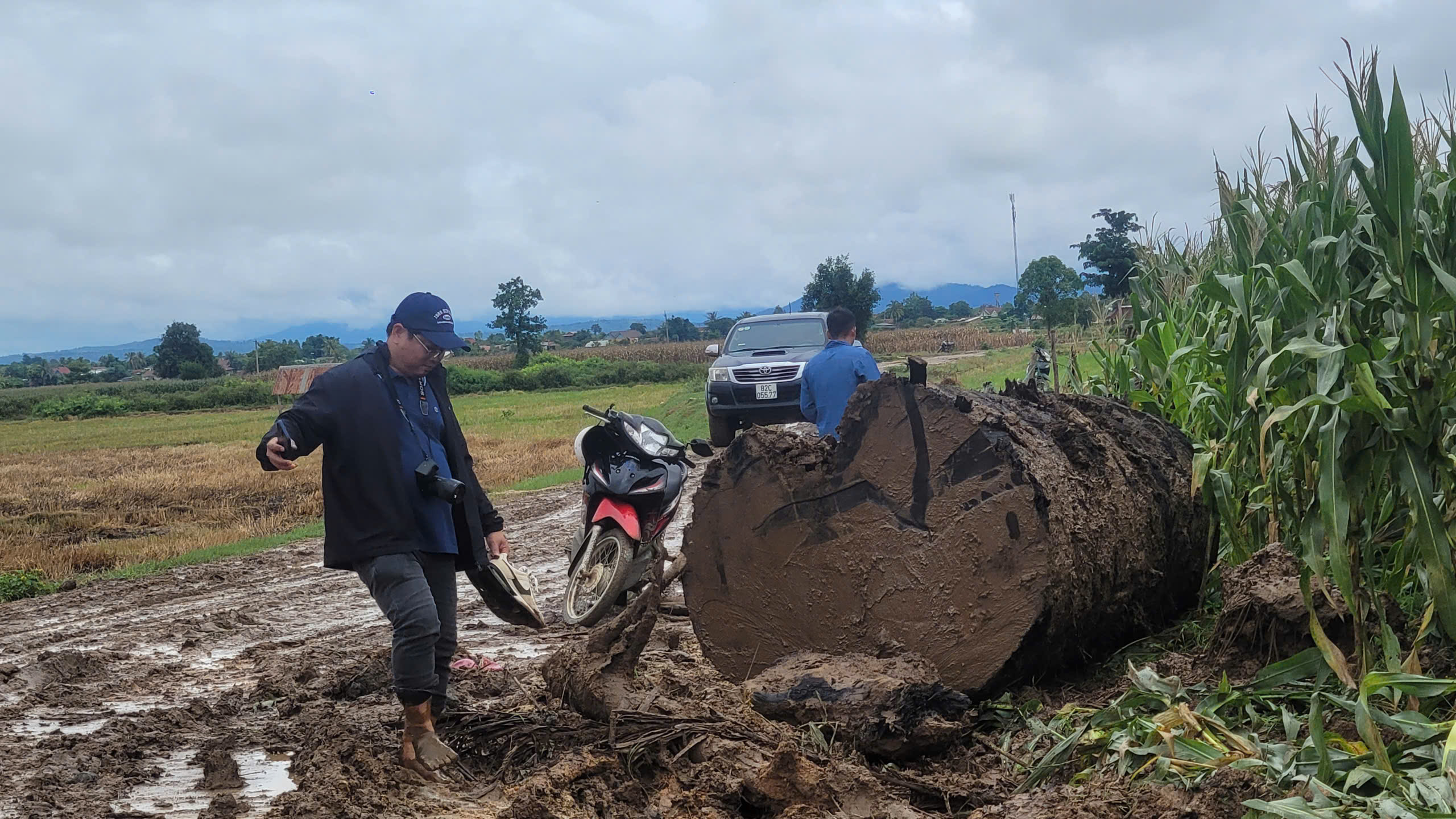 Giao công an làm rõ nhóm người lạ đưa xe múc đào bờ sông Ayun để lấy gỗ 'khủng' - Ảnh 1.
