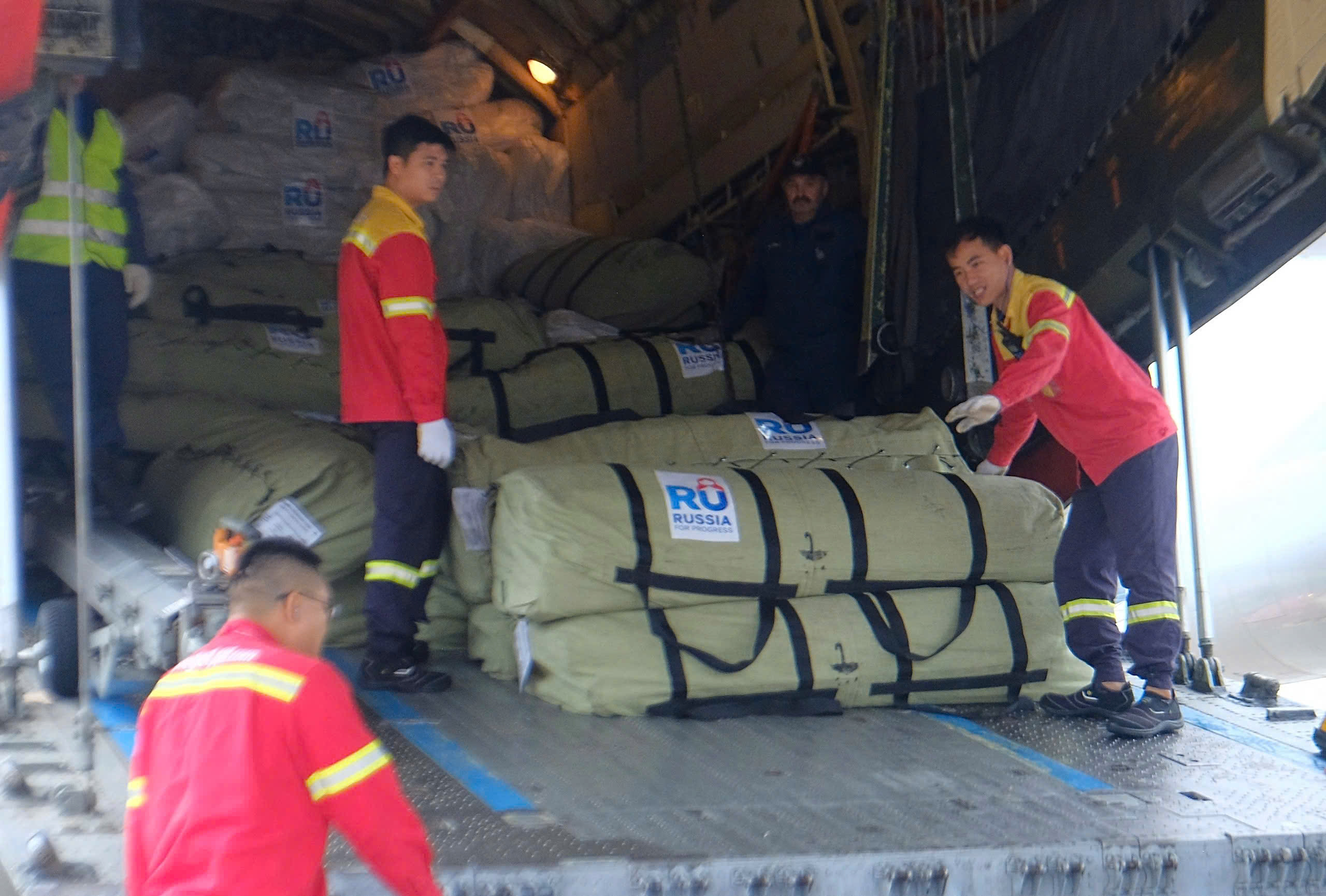 Nga gửi 29 tấn hàng hỗ trợ khẩn cấp cho người dân vùng lụt bão - Ảnh 2.