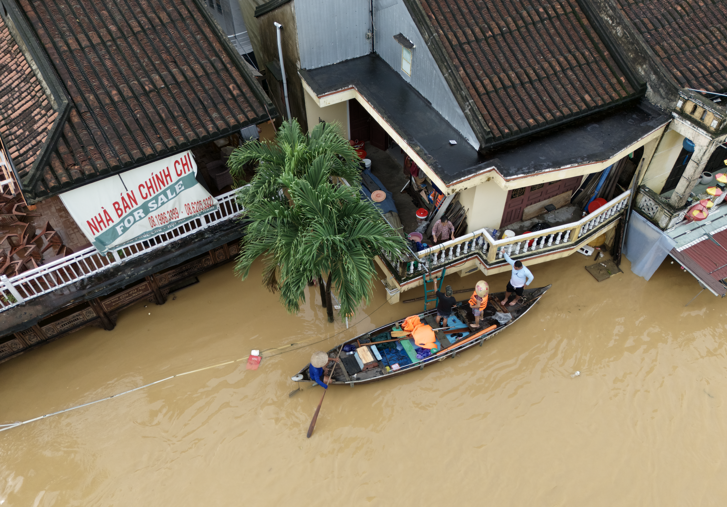 Vietnam’s Hoi An floods reach 1964 record level- Ảnh 6. Vietnam’s Hoi An floods reach 1964 record level- Ảnh 6.